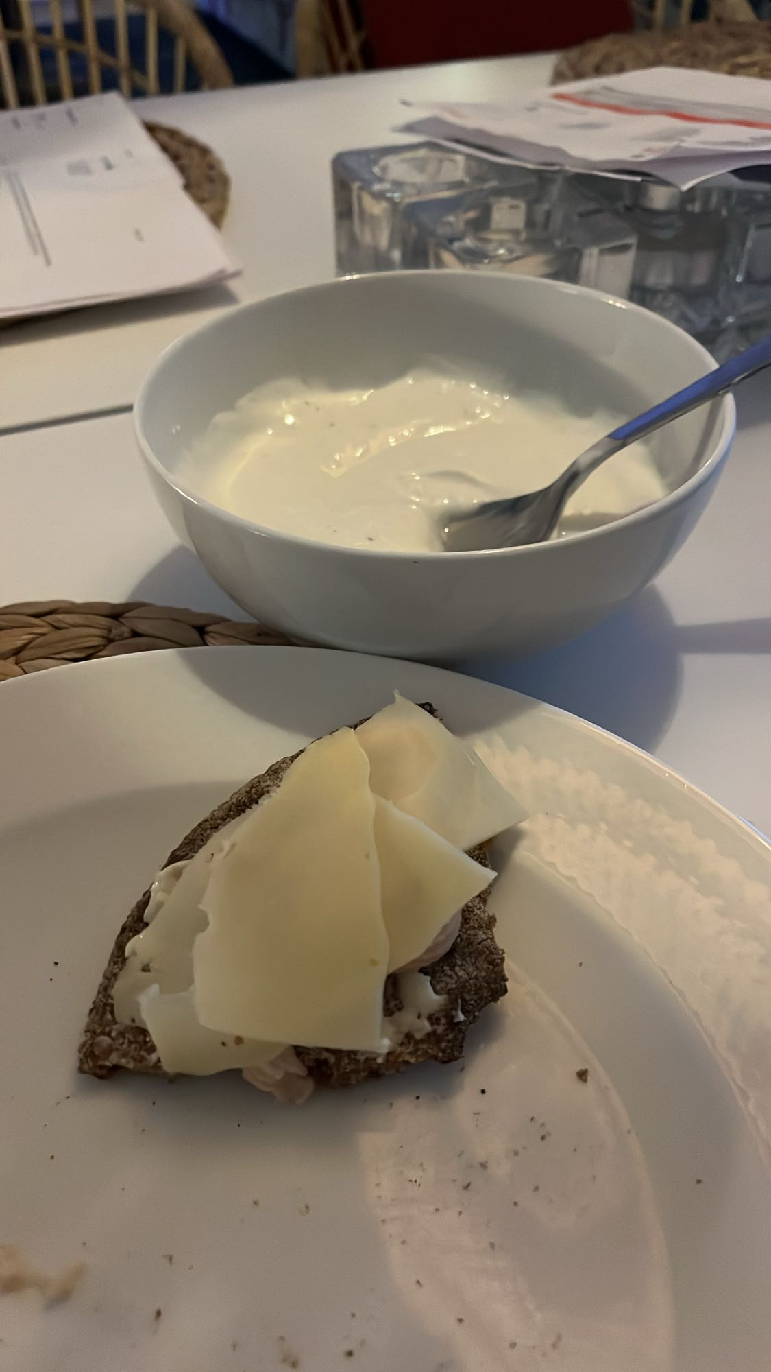Yoghurt och smörgås