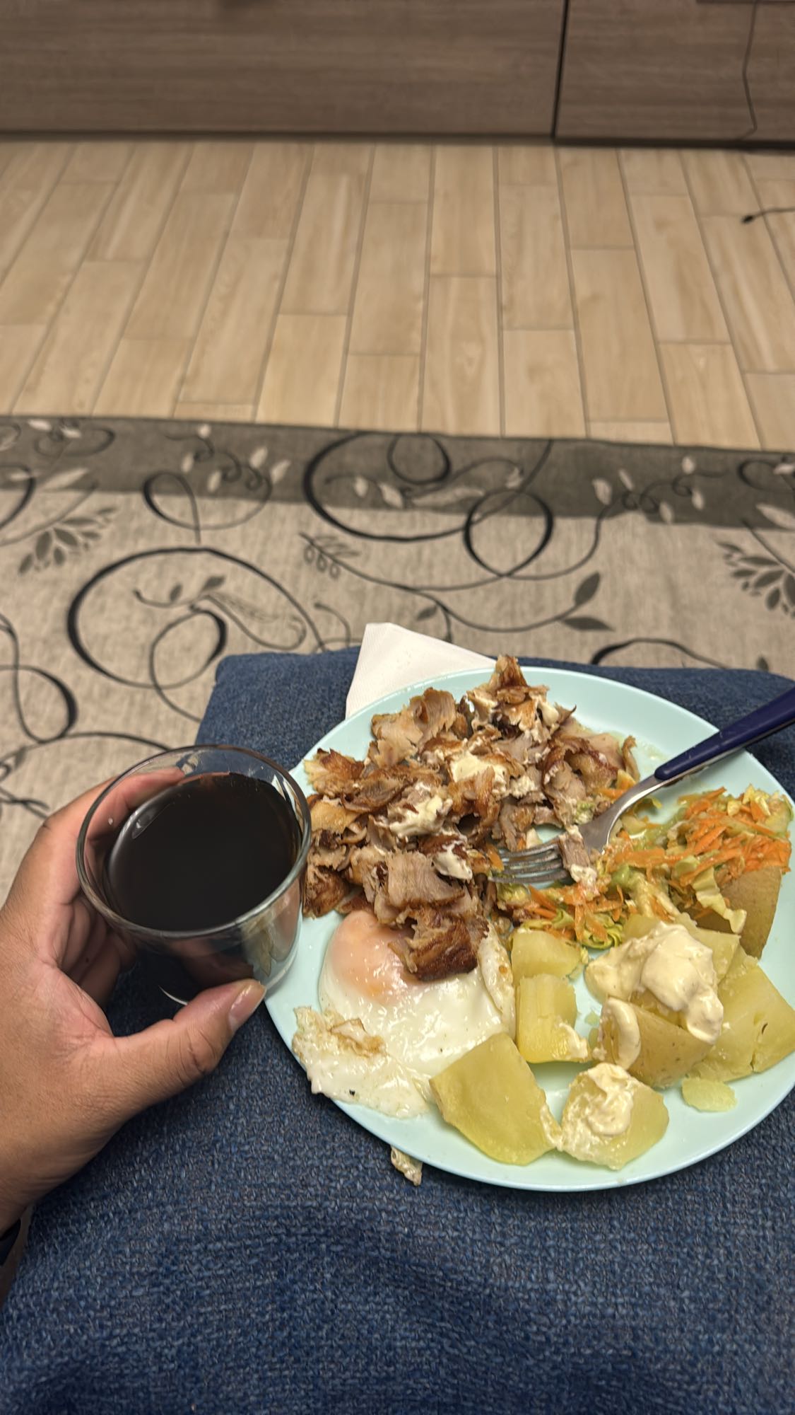 Tavuk, yumurta ve patates tabağı