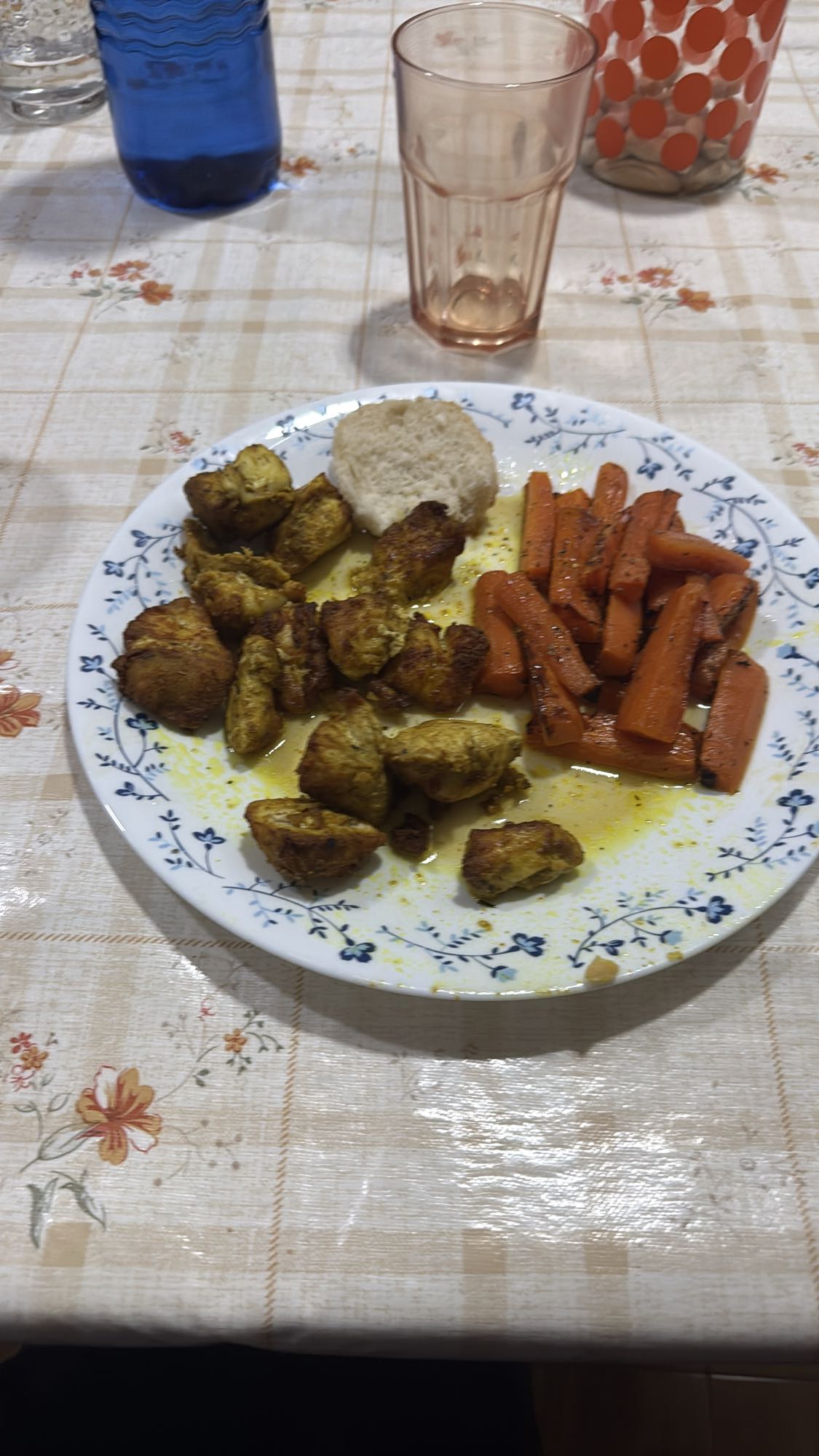 pollo con zanahorias y pan