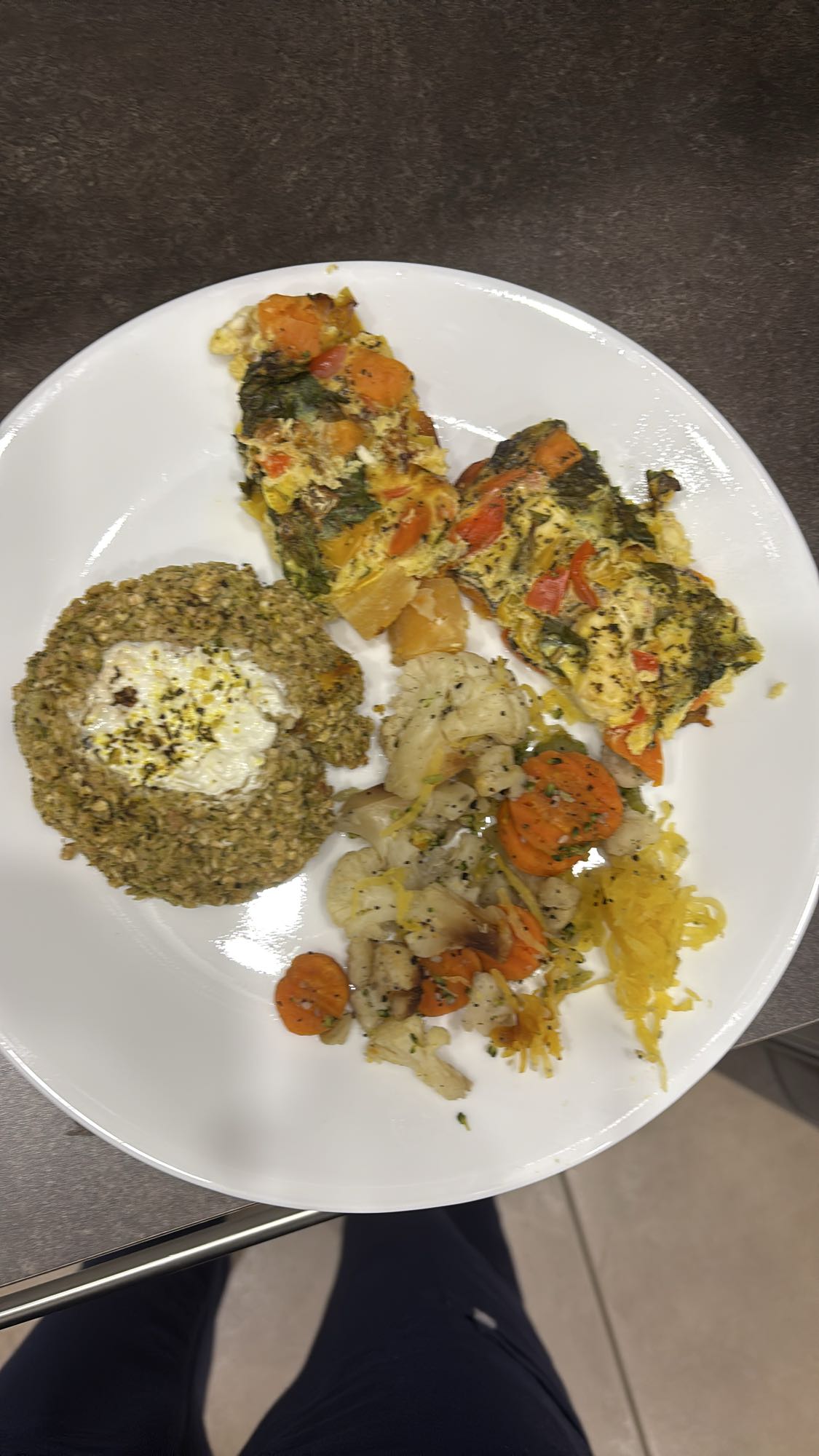 Assiette légumes et omelette