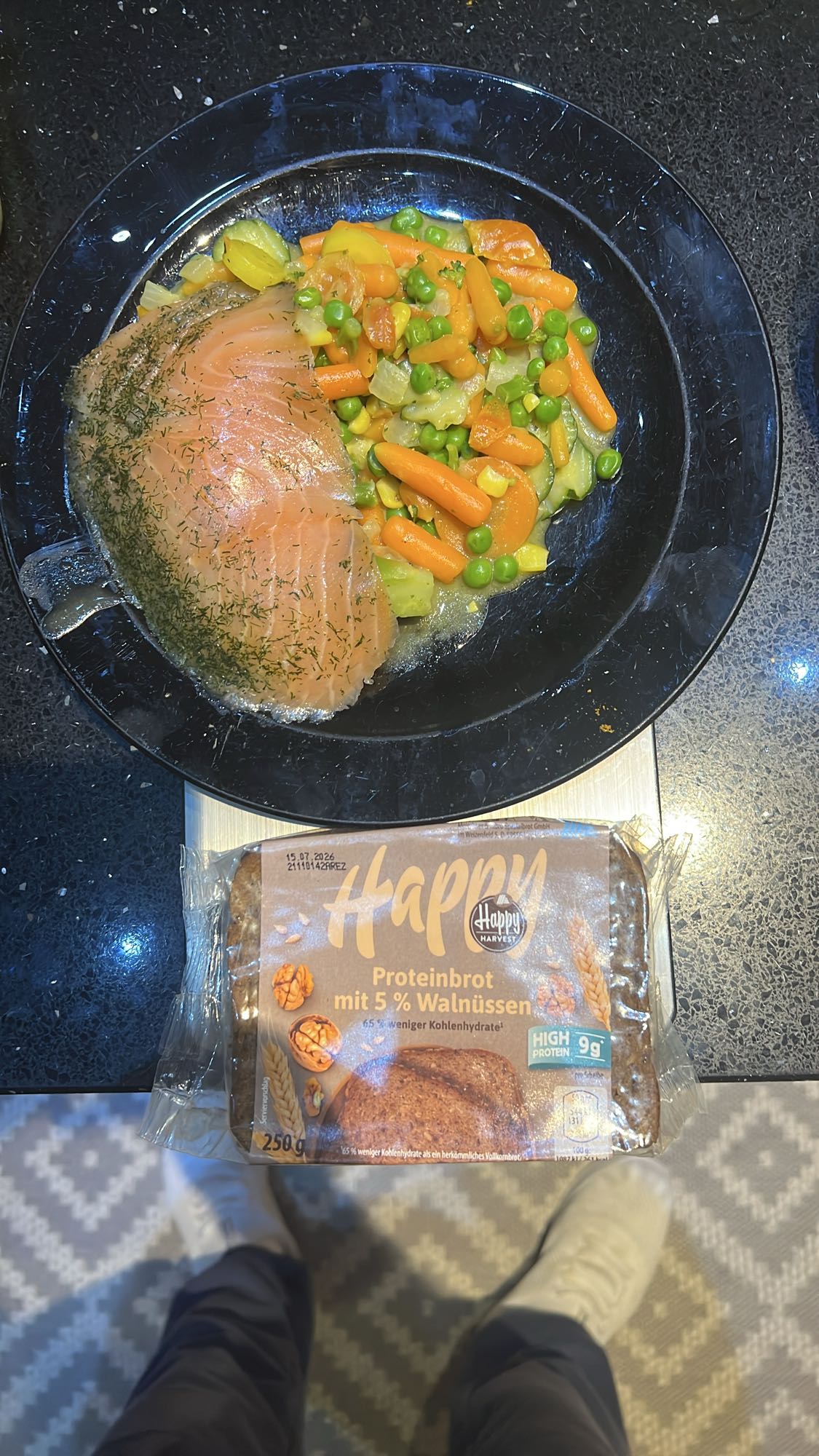 Łosoś z warzywami i chlebem proteinowym