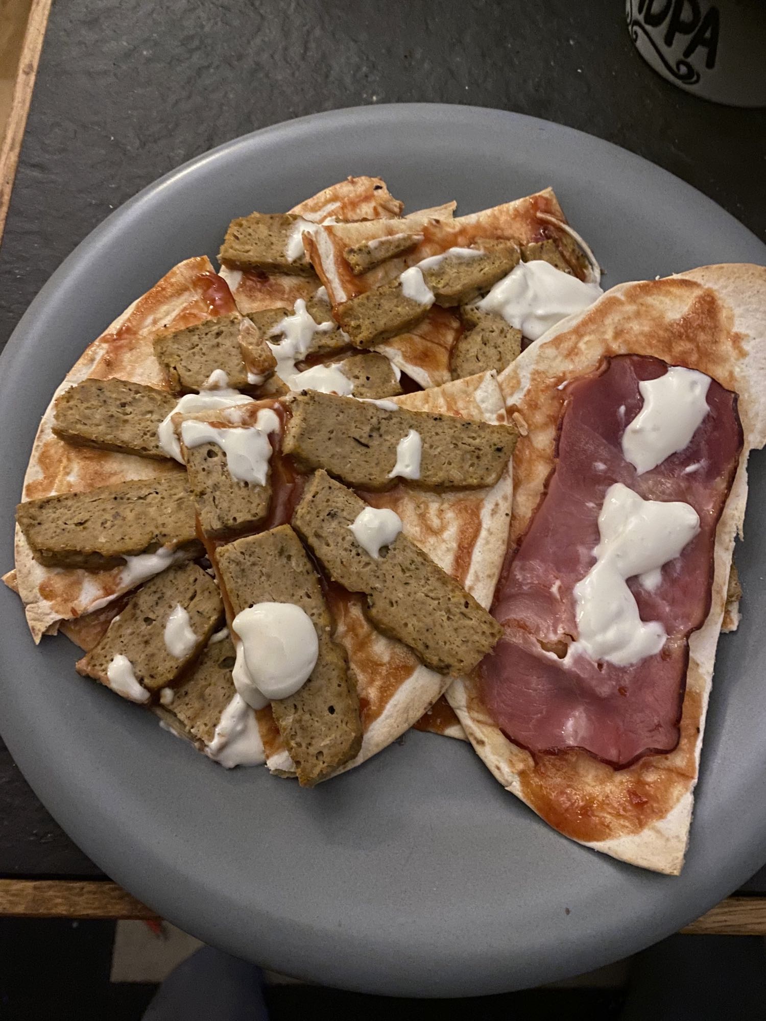 Tortillapizza med kebab och skinka