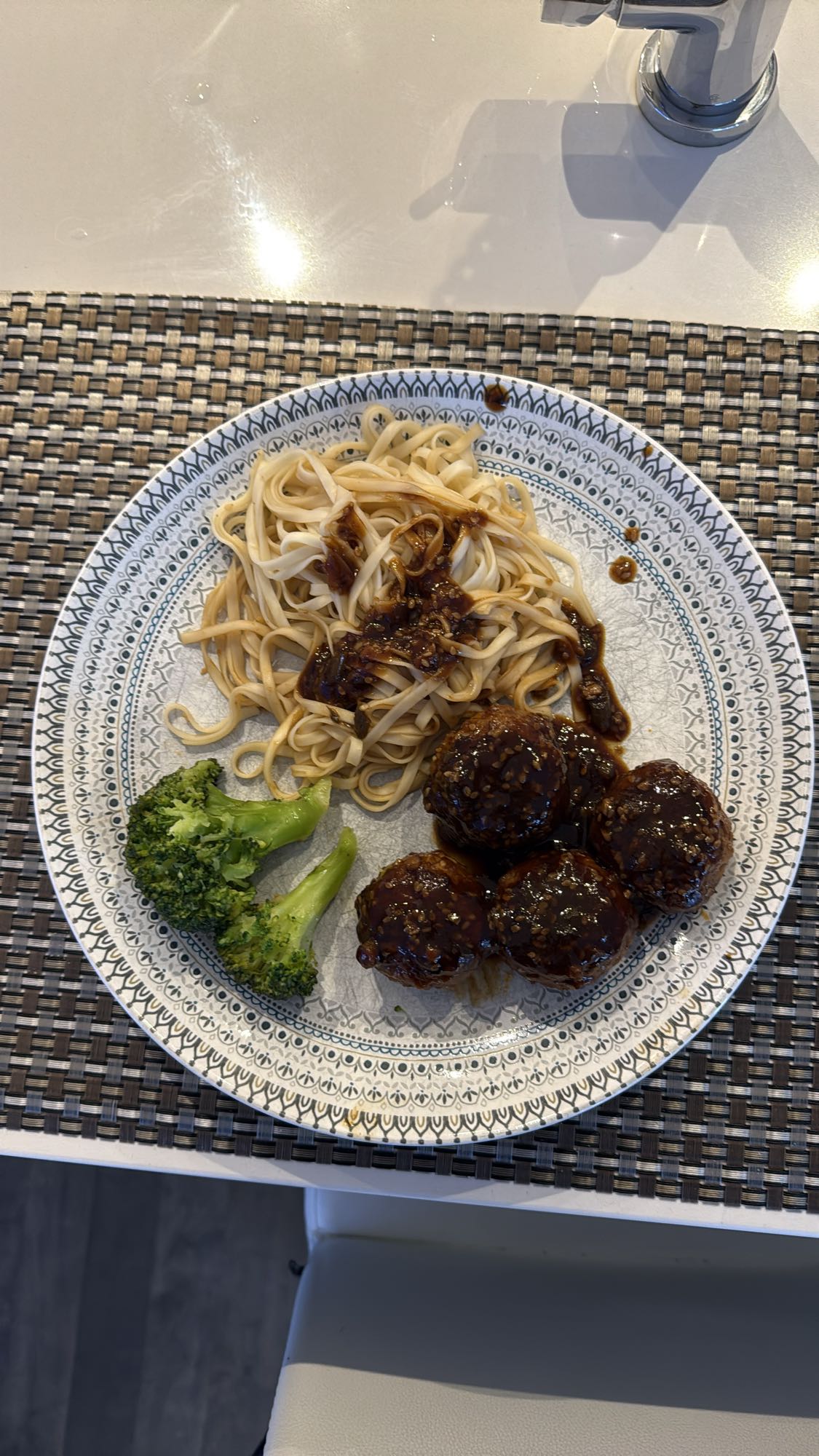 Boulettes, nouilles, brocoli