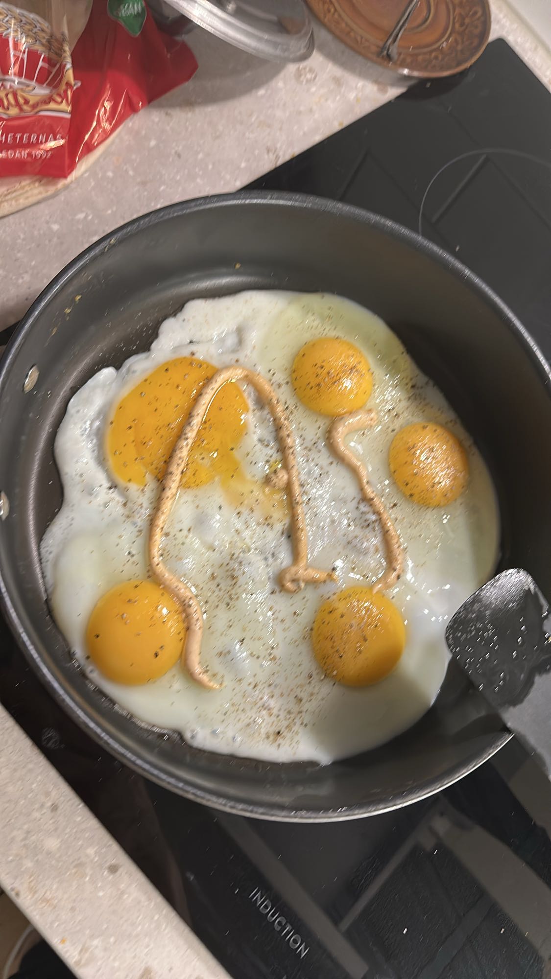 Stekta ägg med sås