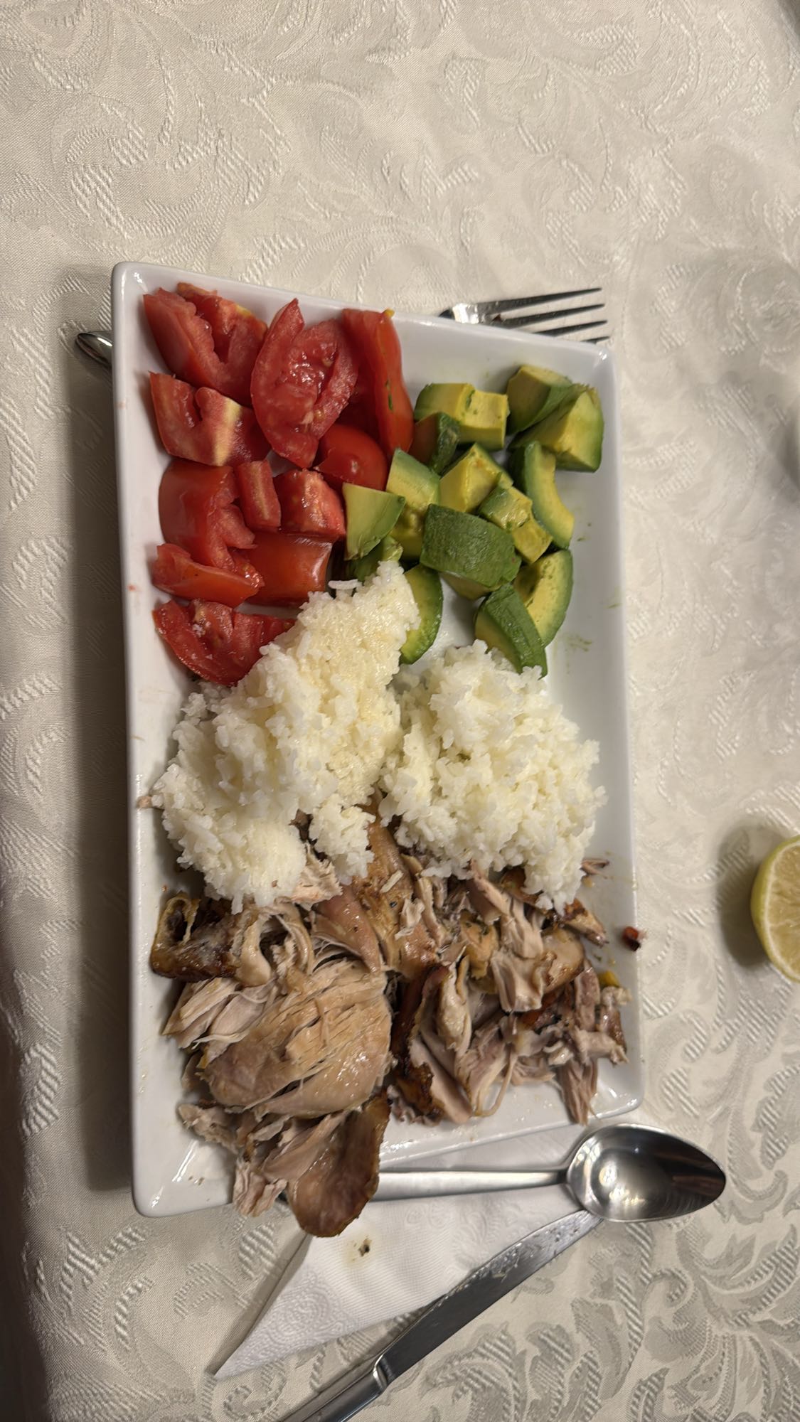 Pollo con arroz, tomate y aguacate