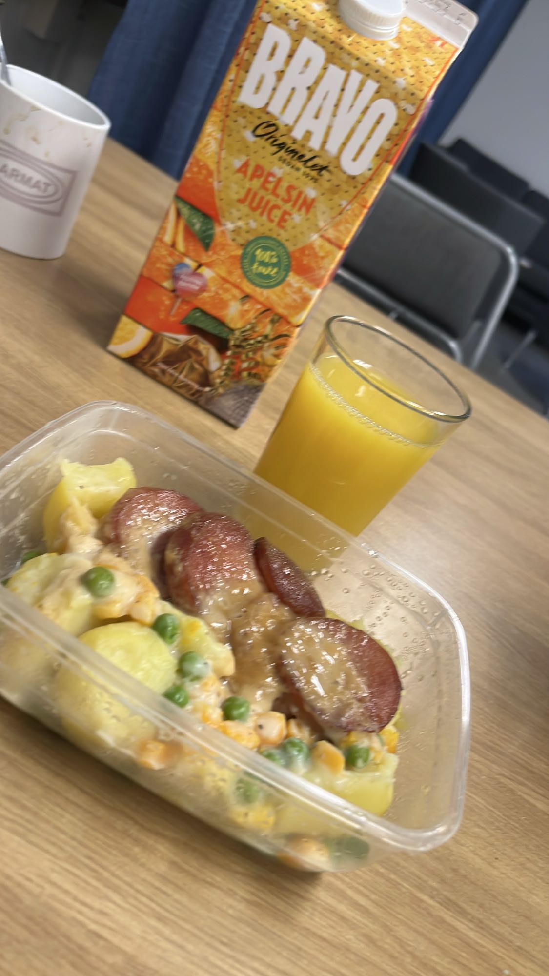 Korv med potatis och juice