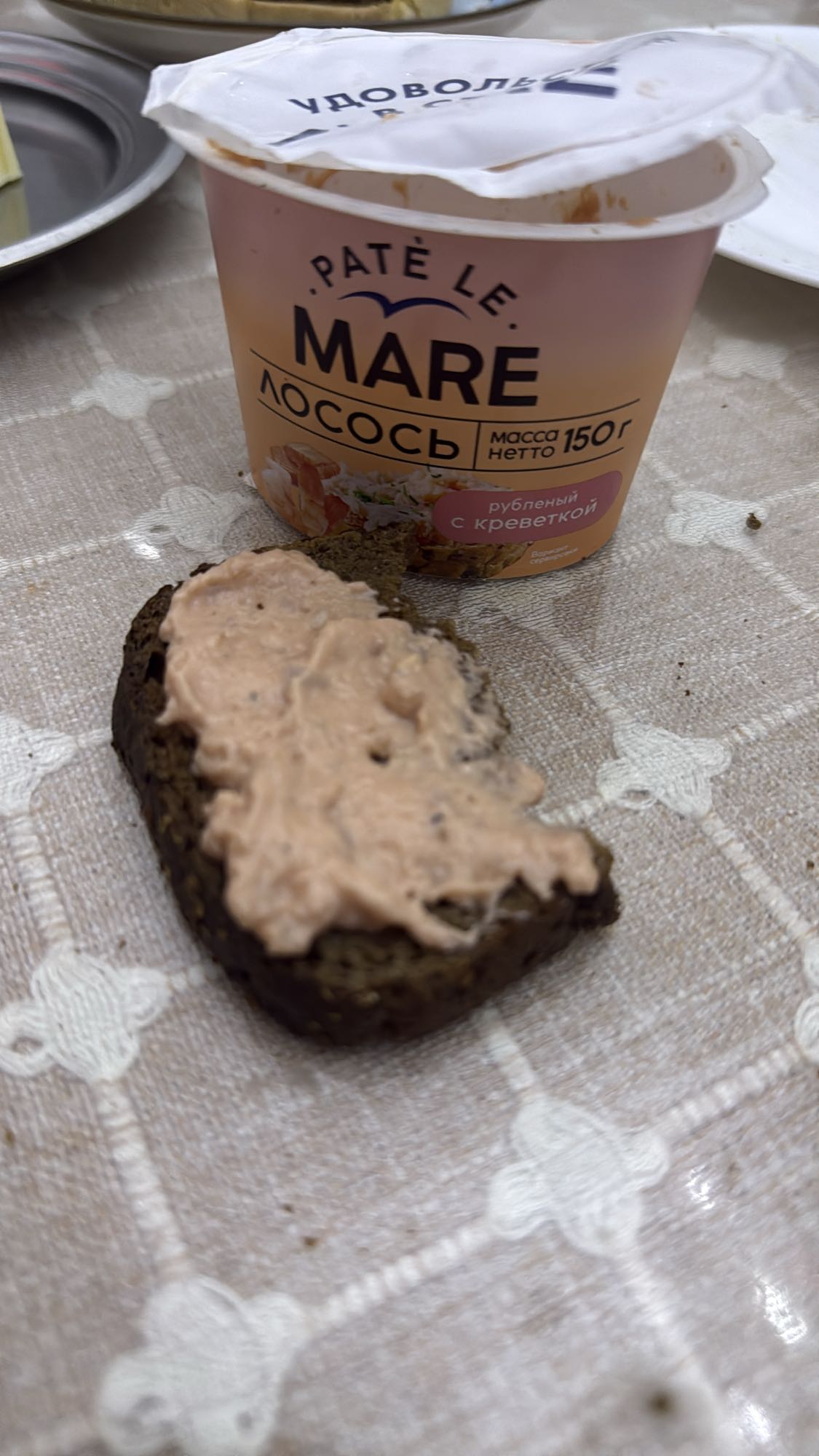 бутерброд с паштетом из лосося