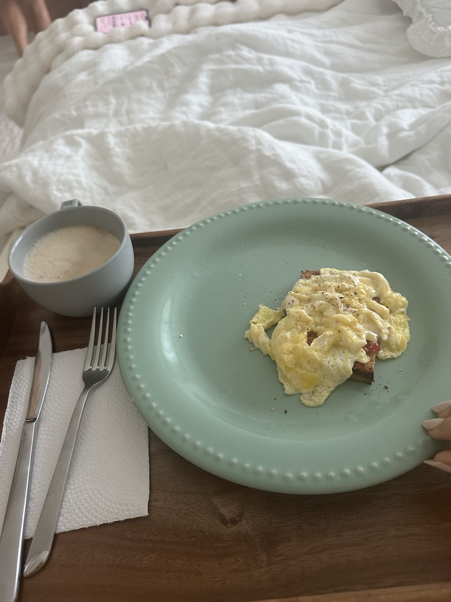Tostada con huevo y café