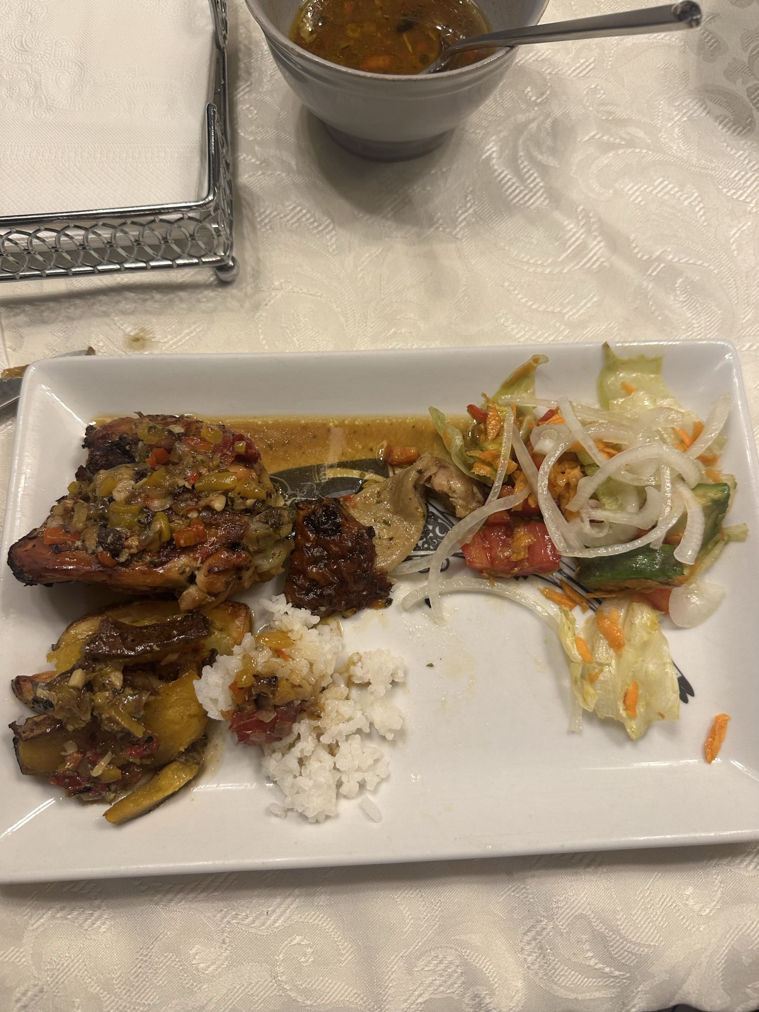 Pollo asado con arroz y ensalada