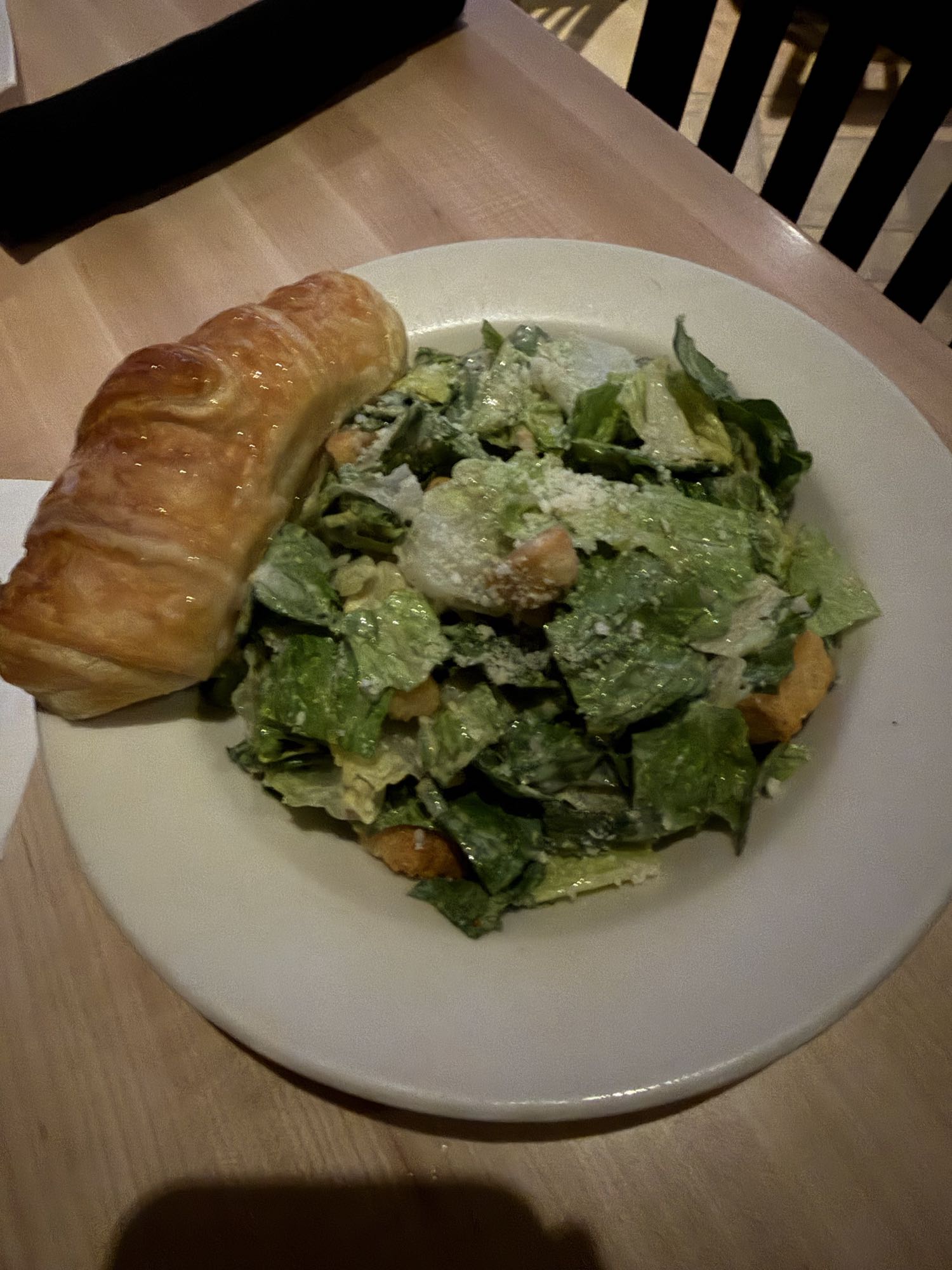 Caesar salat og croissant