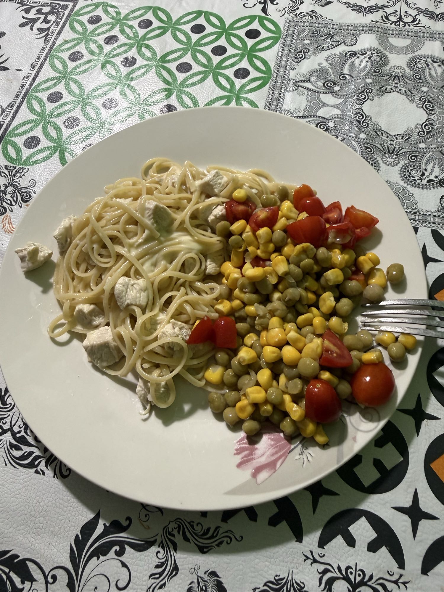 Pasta con verduras y pollo