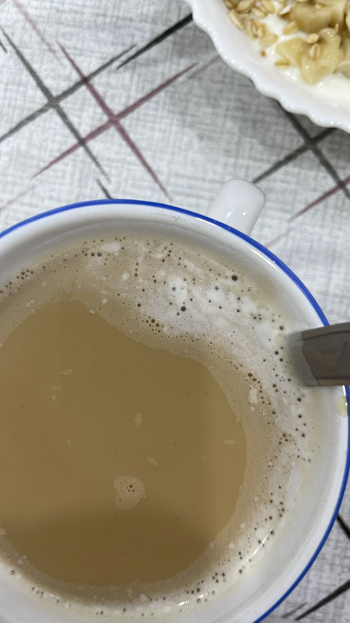 Café au lait et bol de yaourt