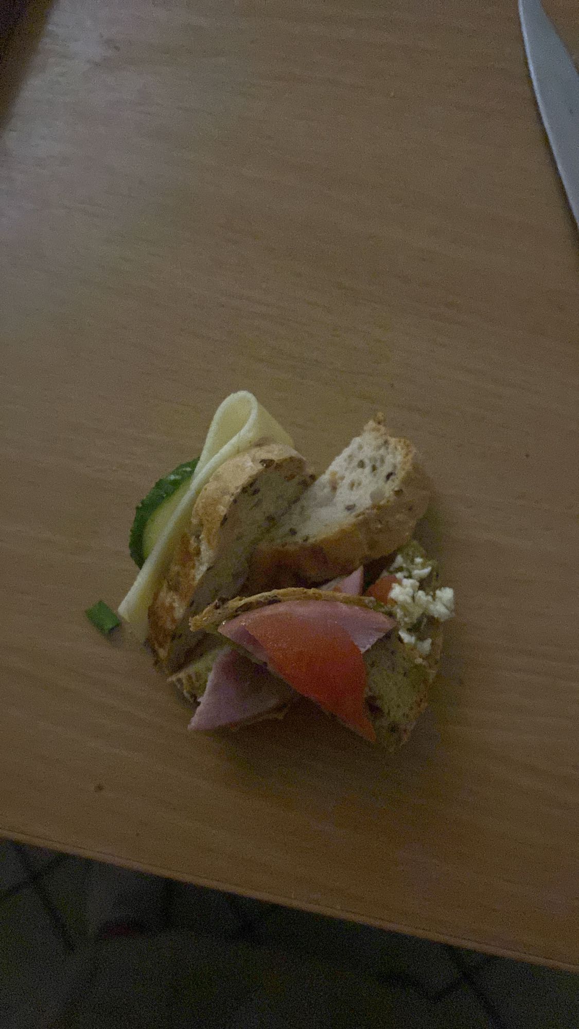 Kanapka z szynką i serem