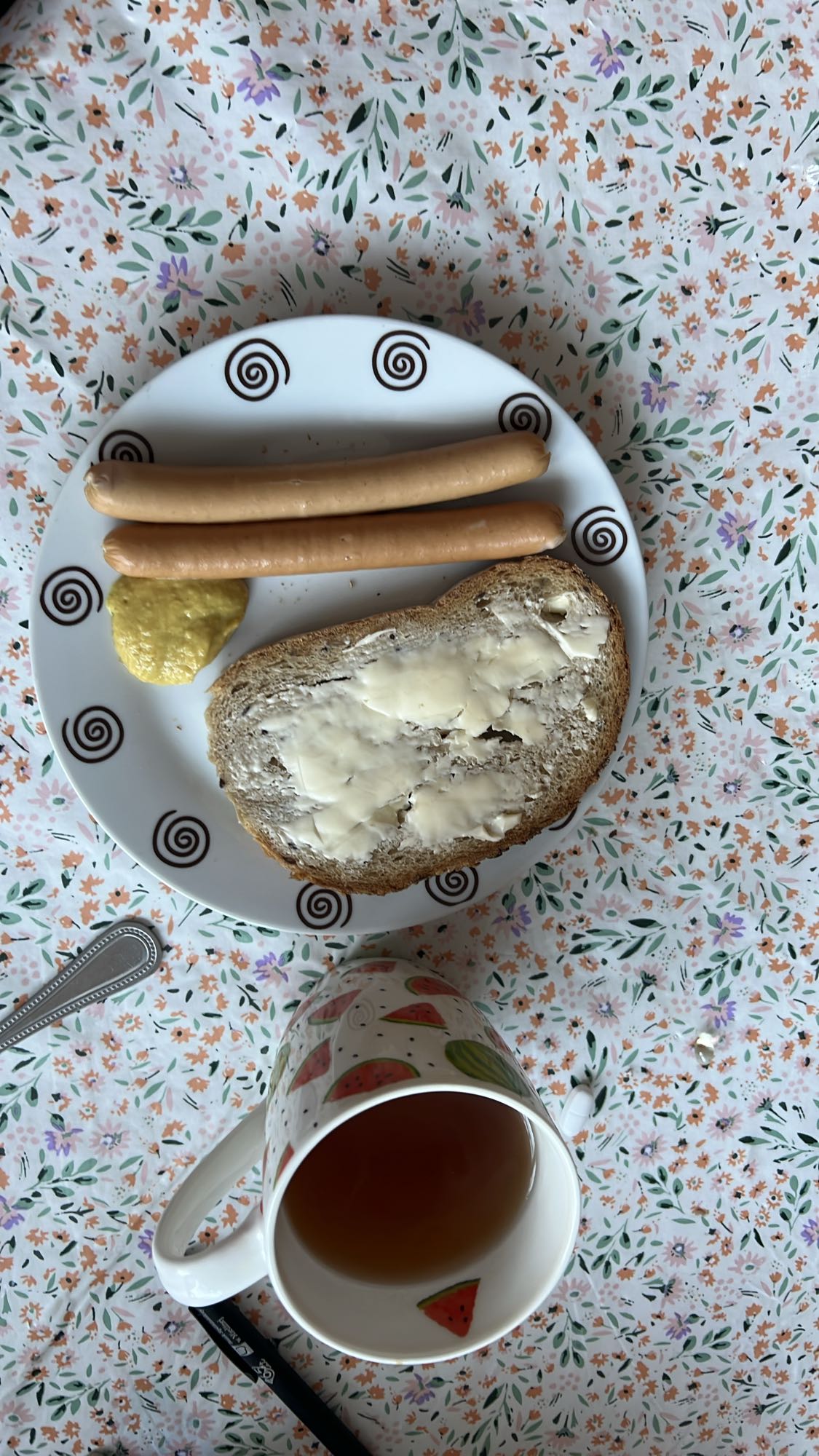 Parówki z chlebem i herbatą