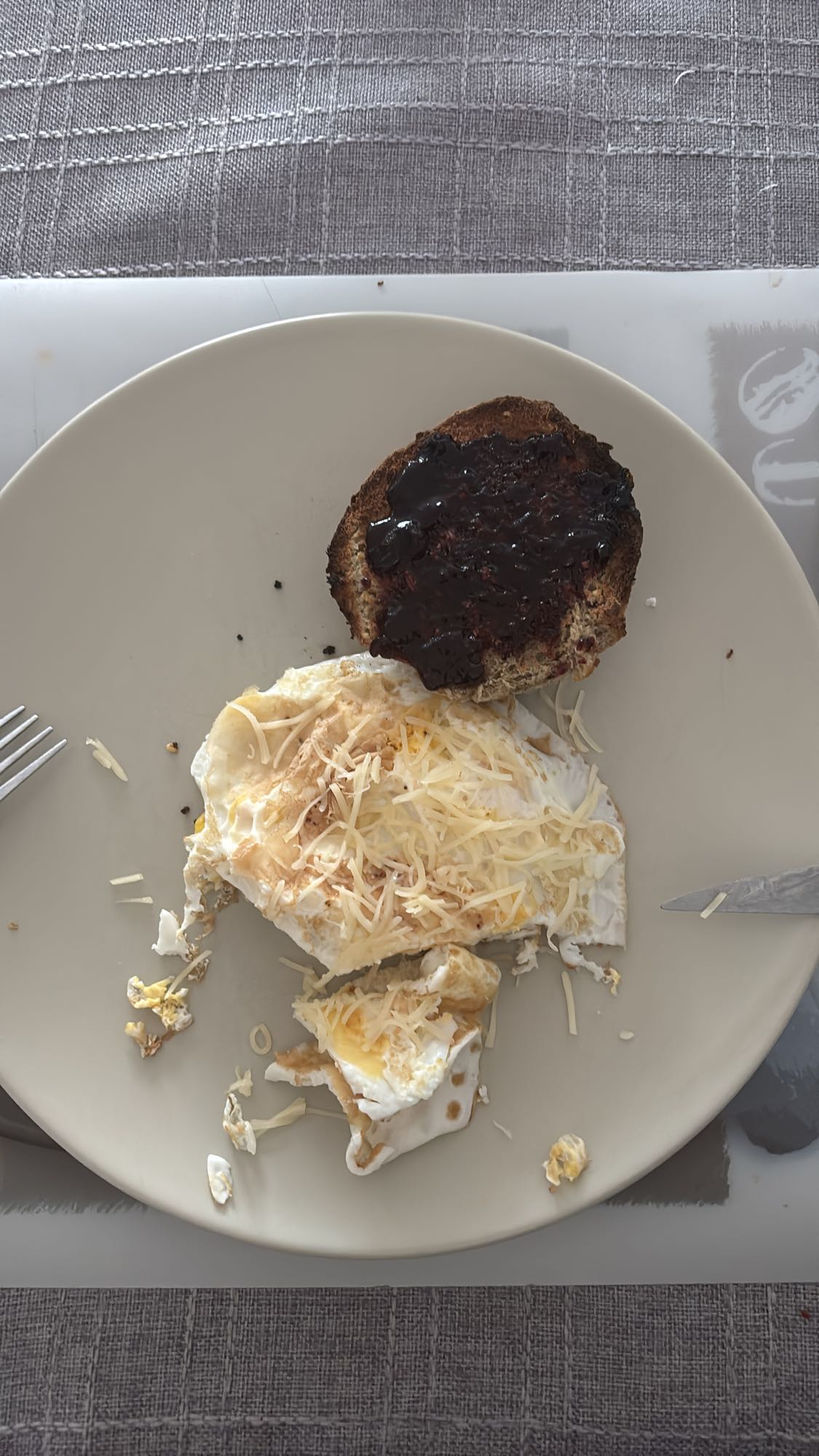 Oeufs et toast confiture