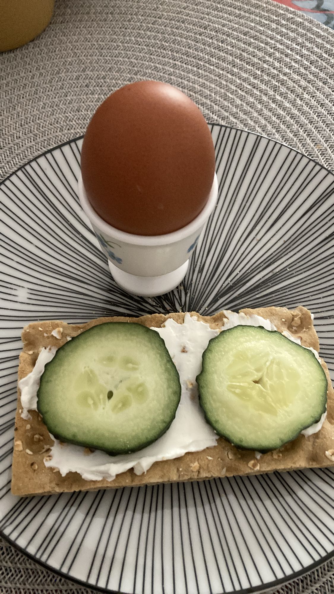 Ägg och knäckebröd