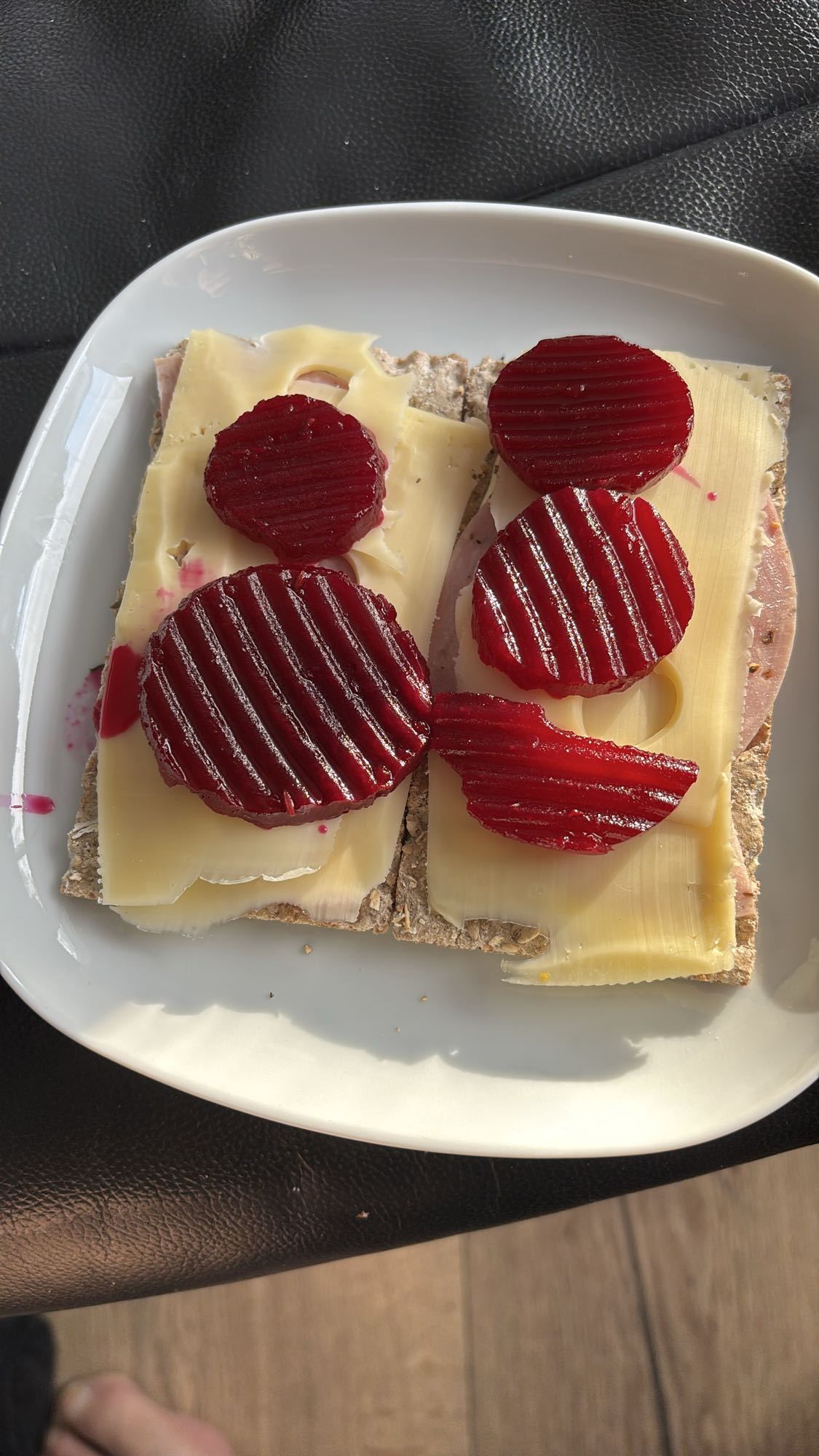 Knekkebrød med ost og rødbeter