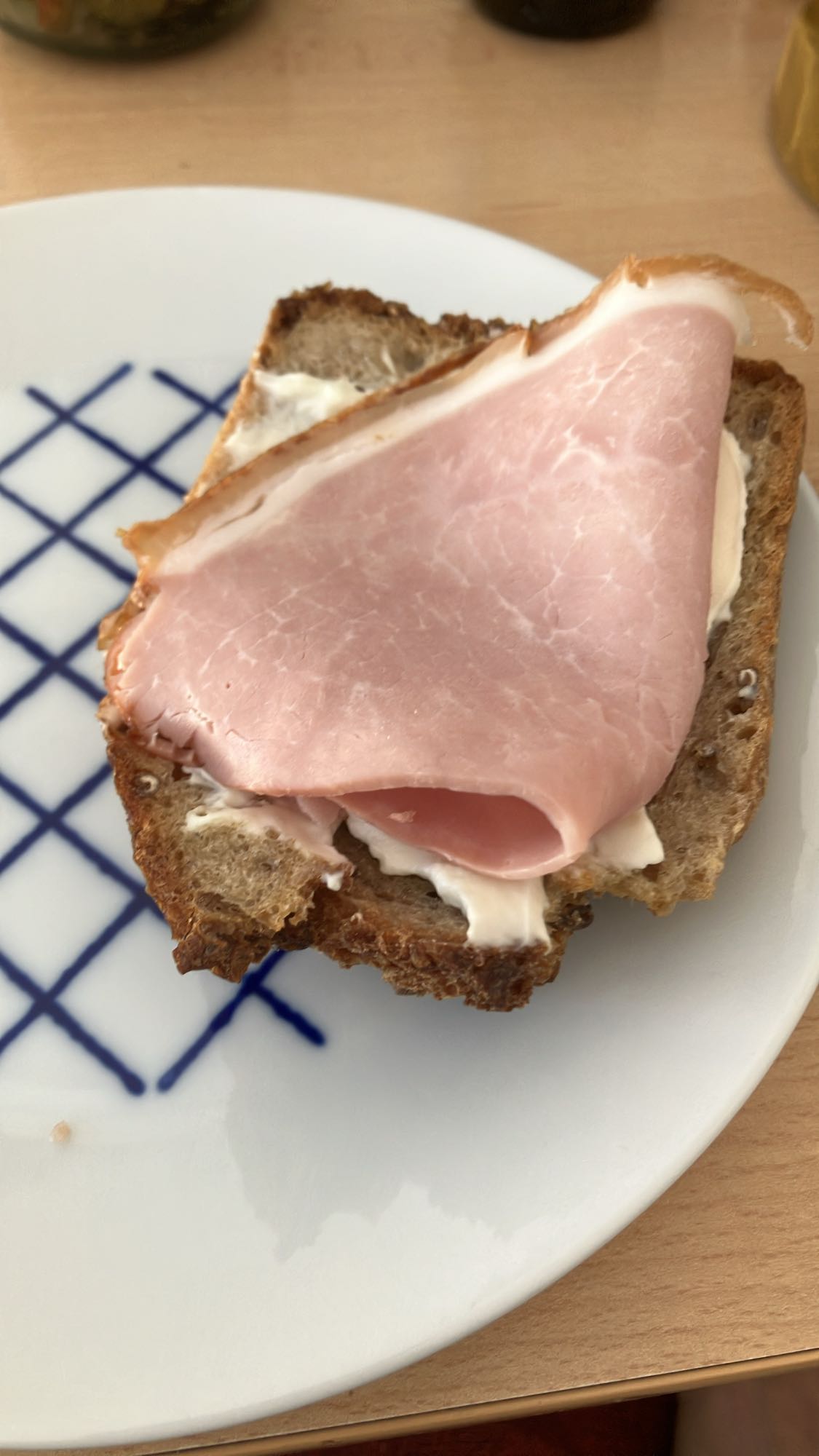 Pão com fiambre e manteiga