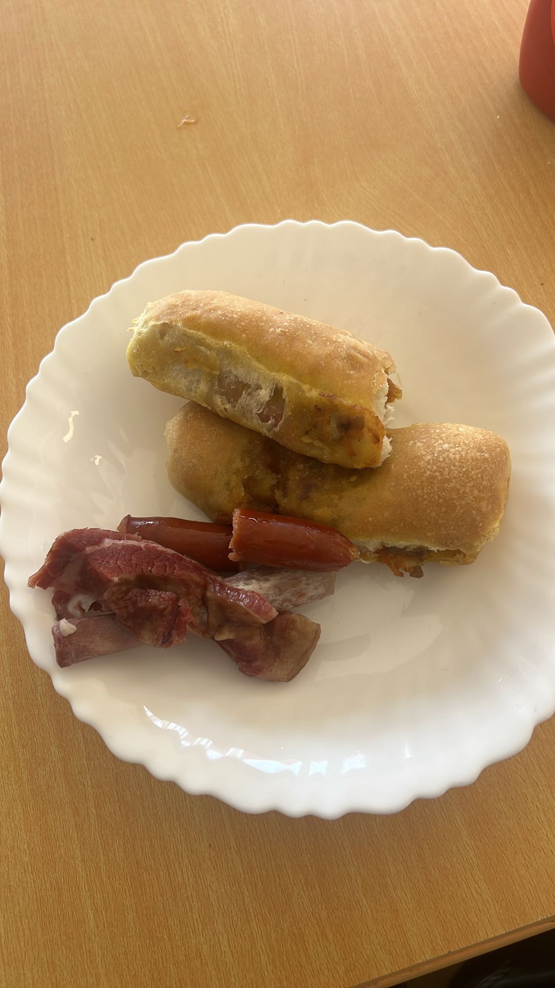Pateuri cu carne și cârnați