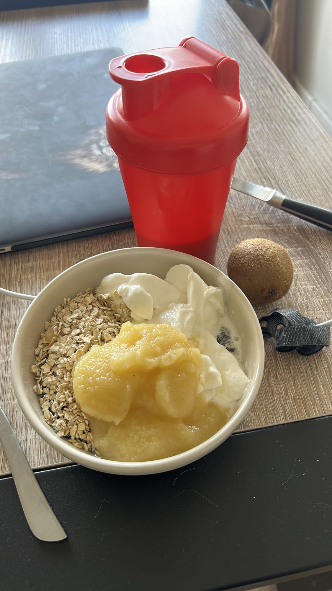 Bol de yaourt, flocons, fruits