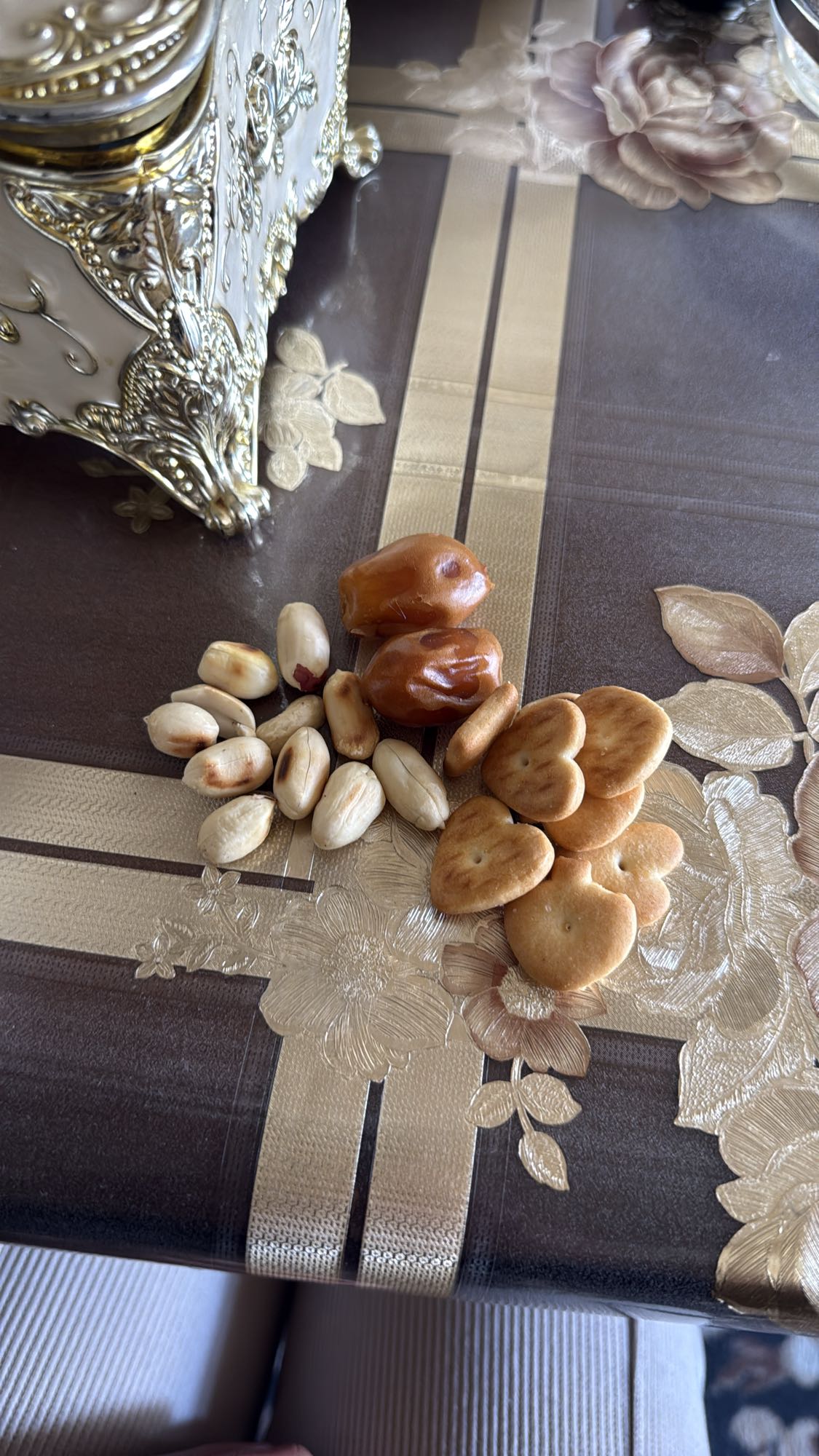 Финики, орехи и печенье