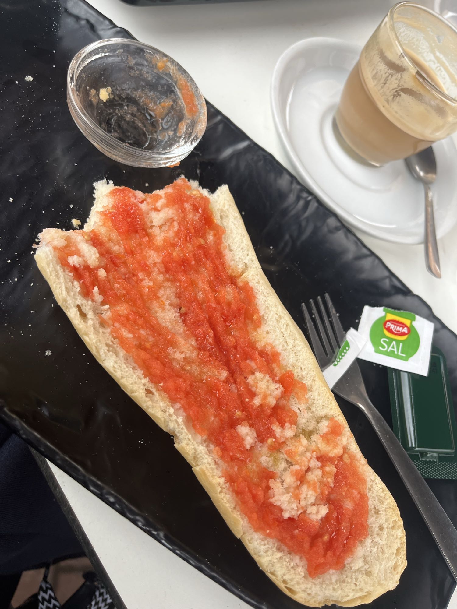 Pan con tomate y café