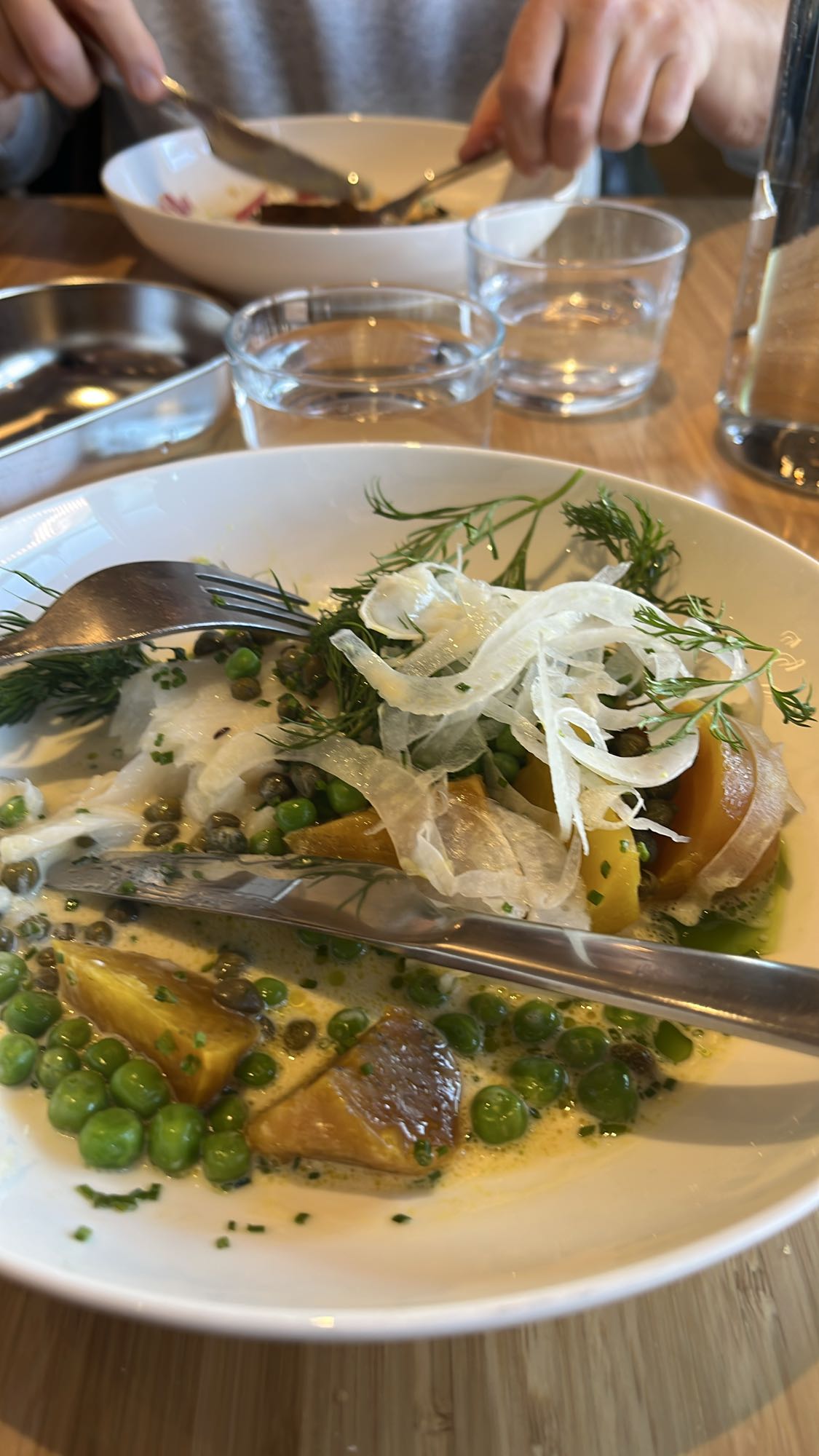 Grönsakstallrik med ärtor