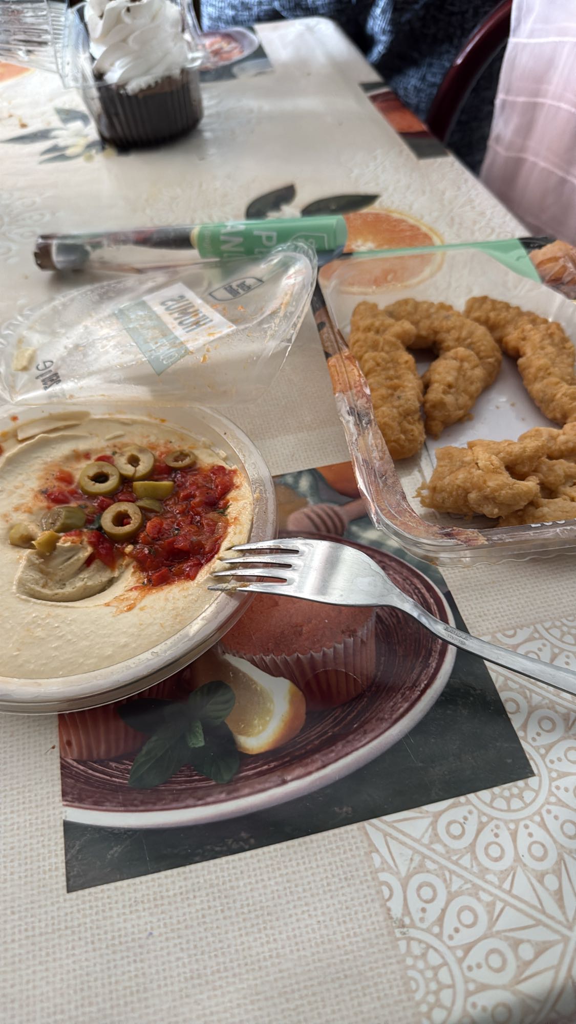 Hummus cu pui pane și măsline