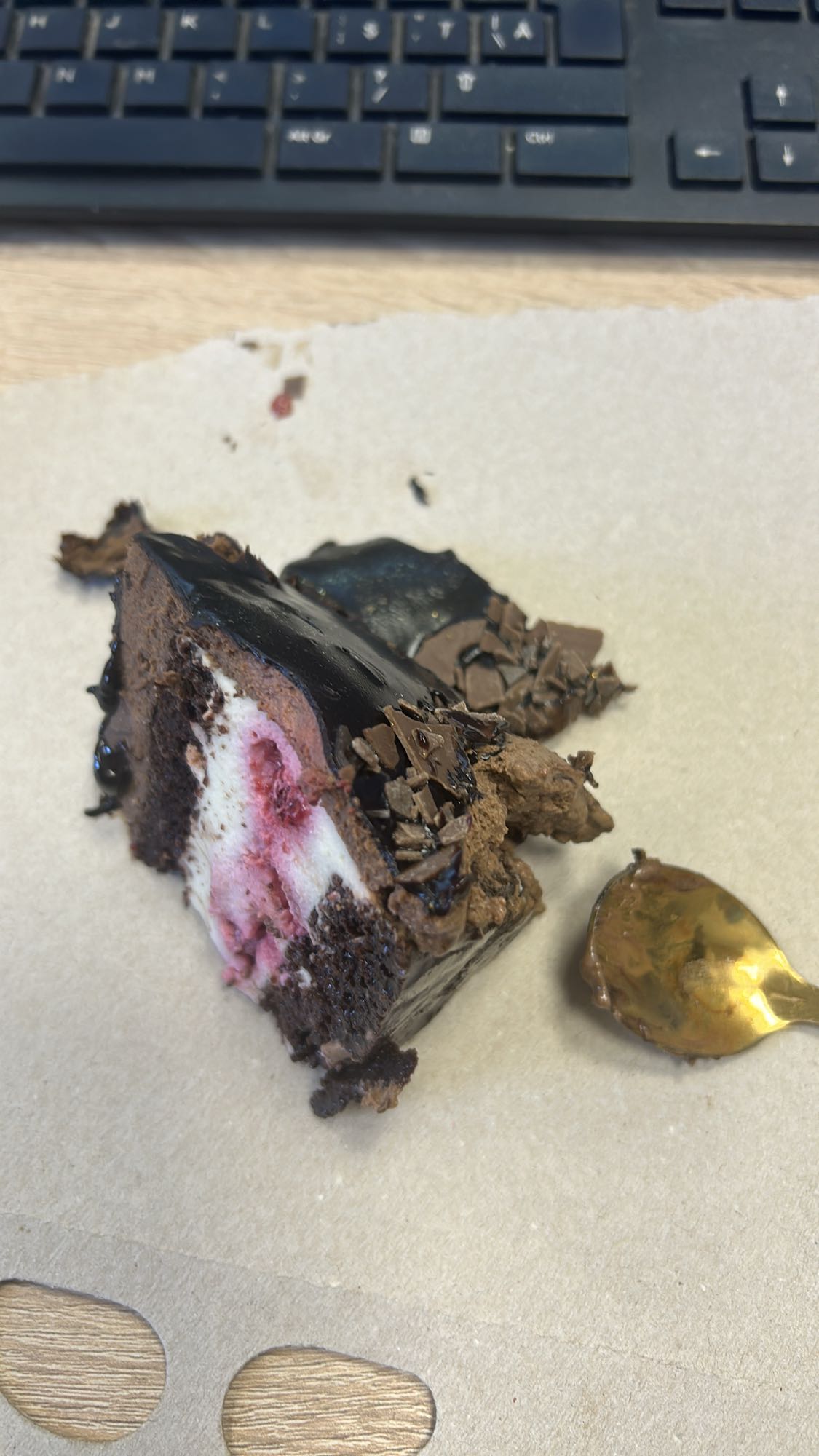 Felie tort ciocolată-fructe