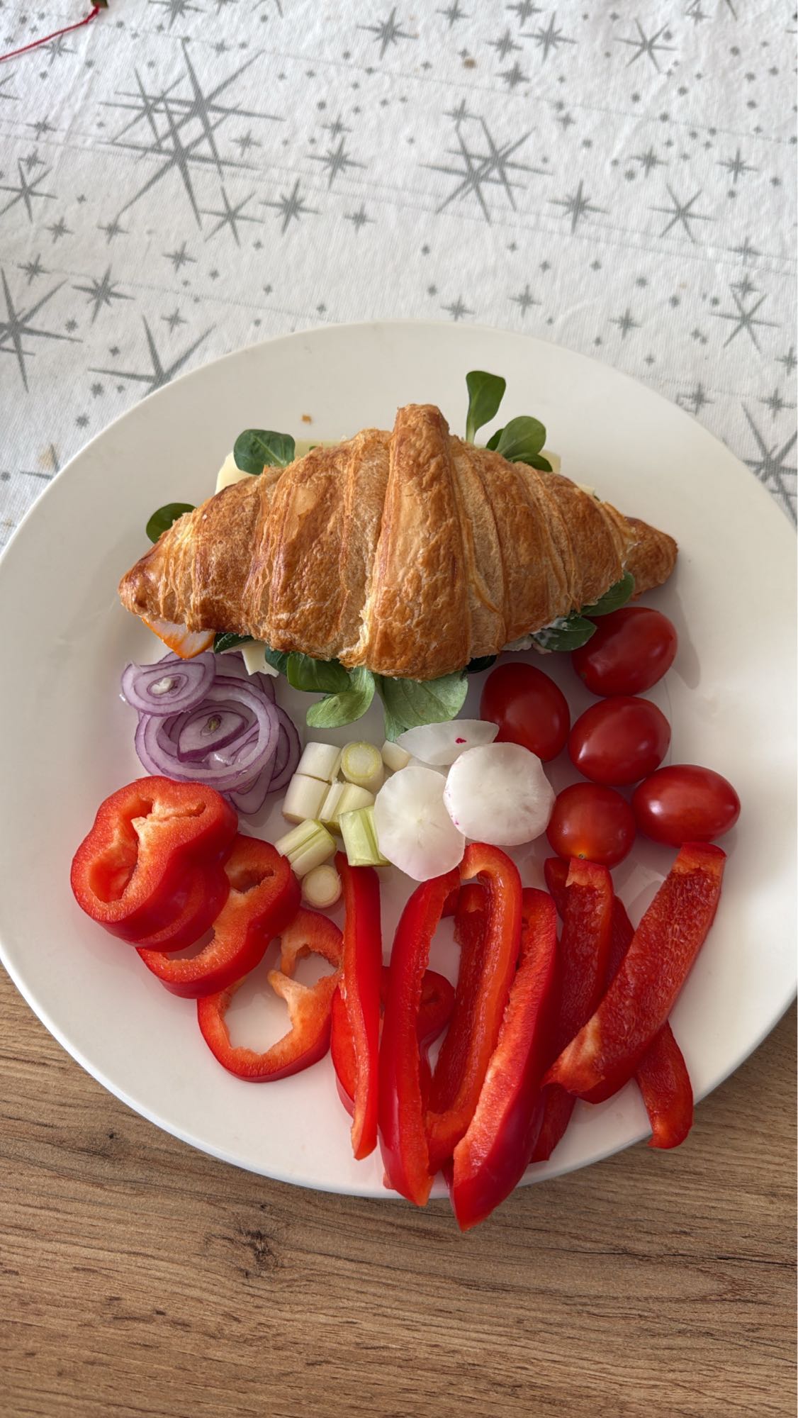 Croissant cu legume proaspete