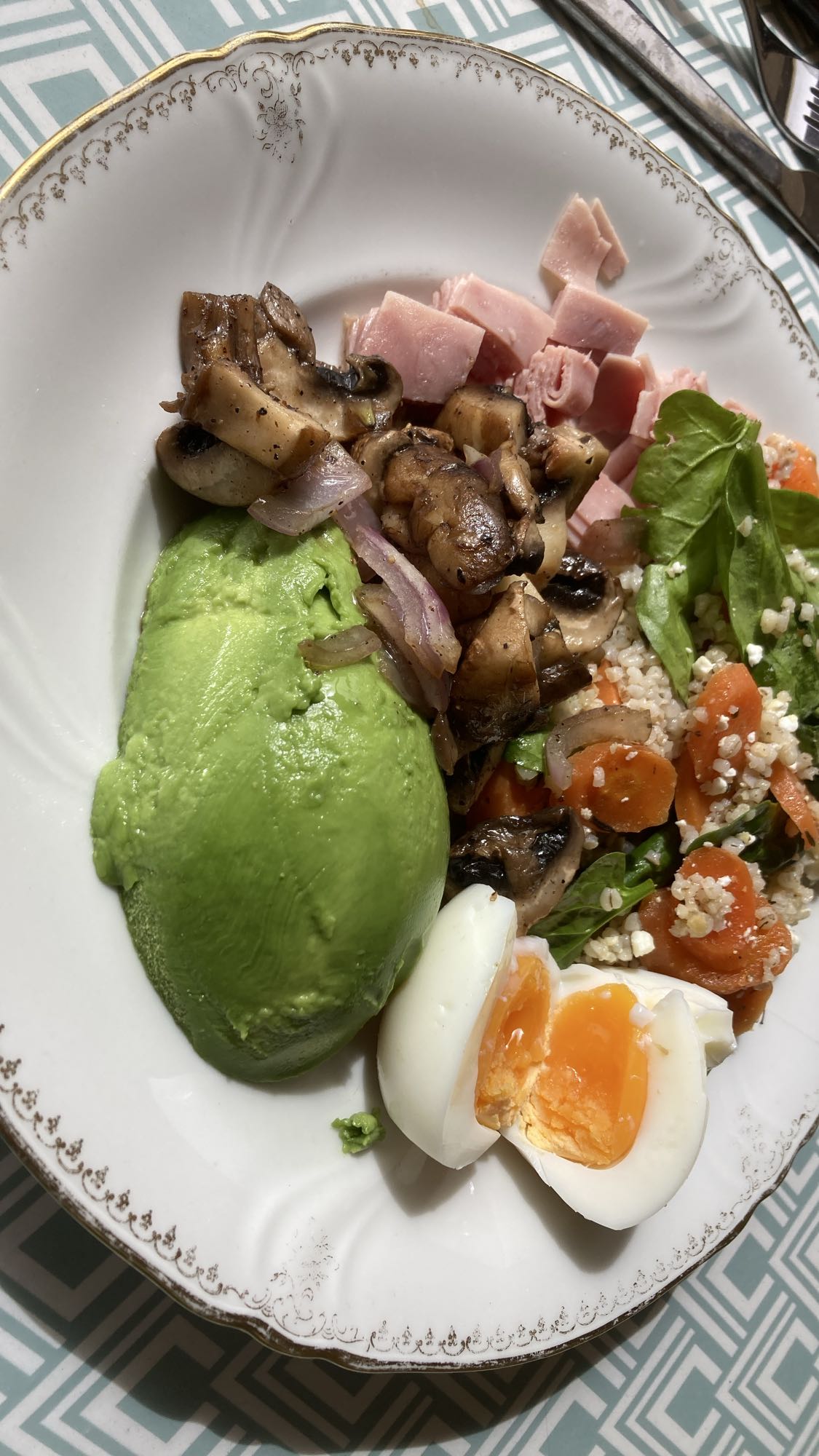 Avokado- och skinkfrukost