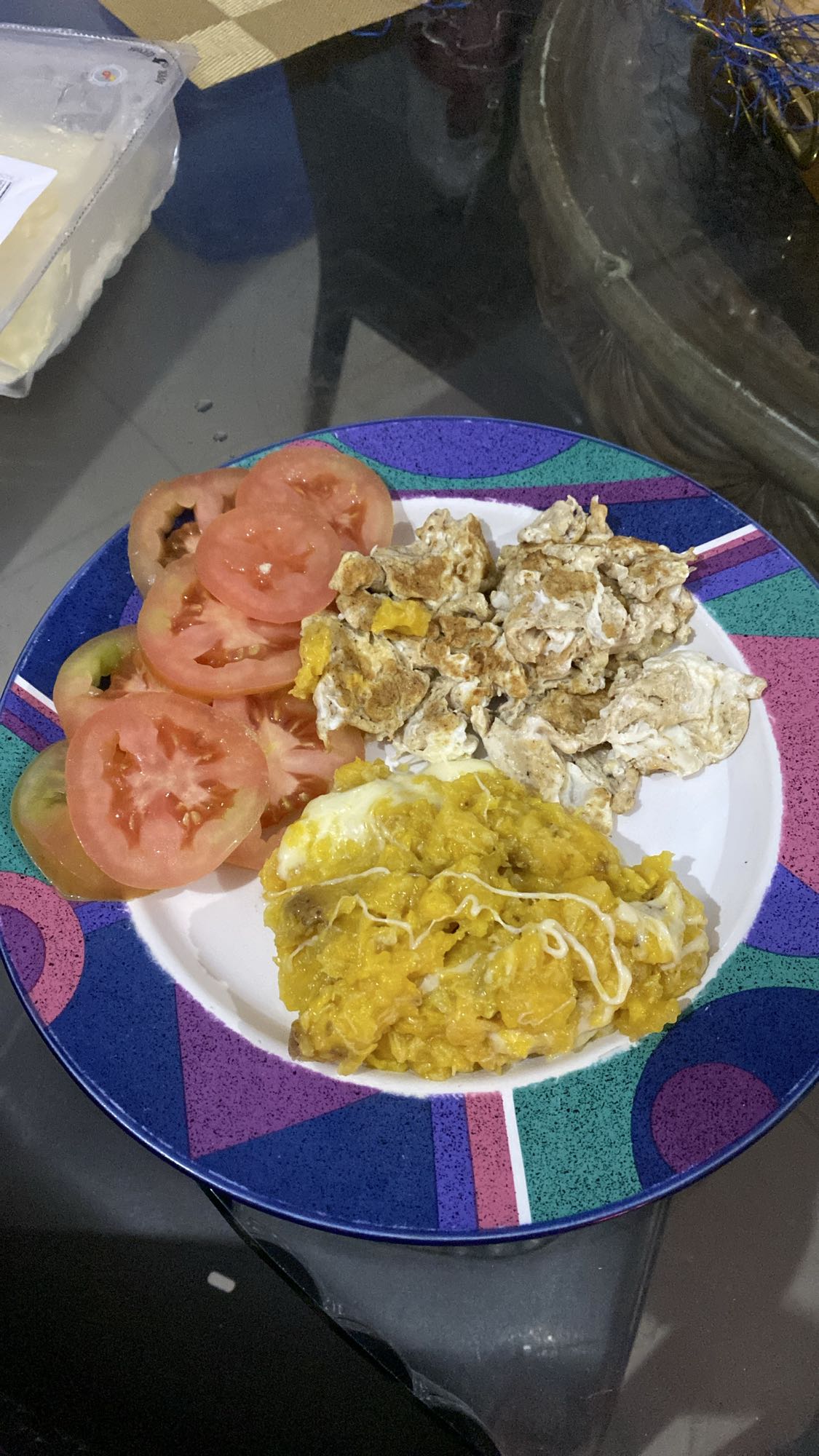 huevos, tomate y plátano