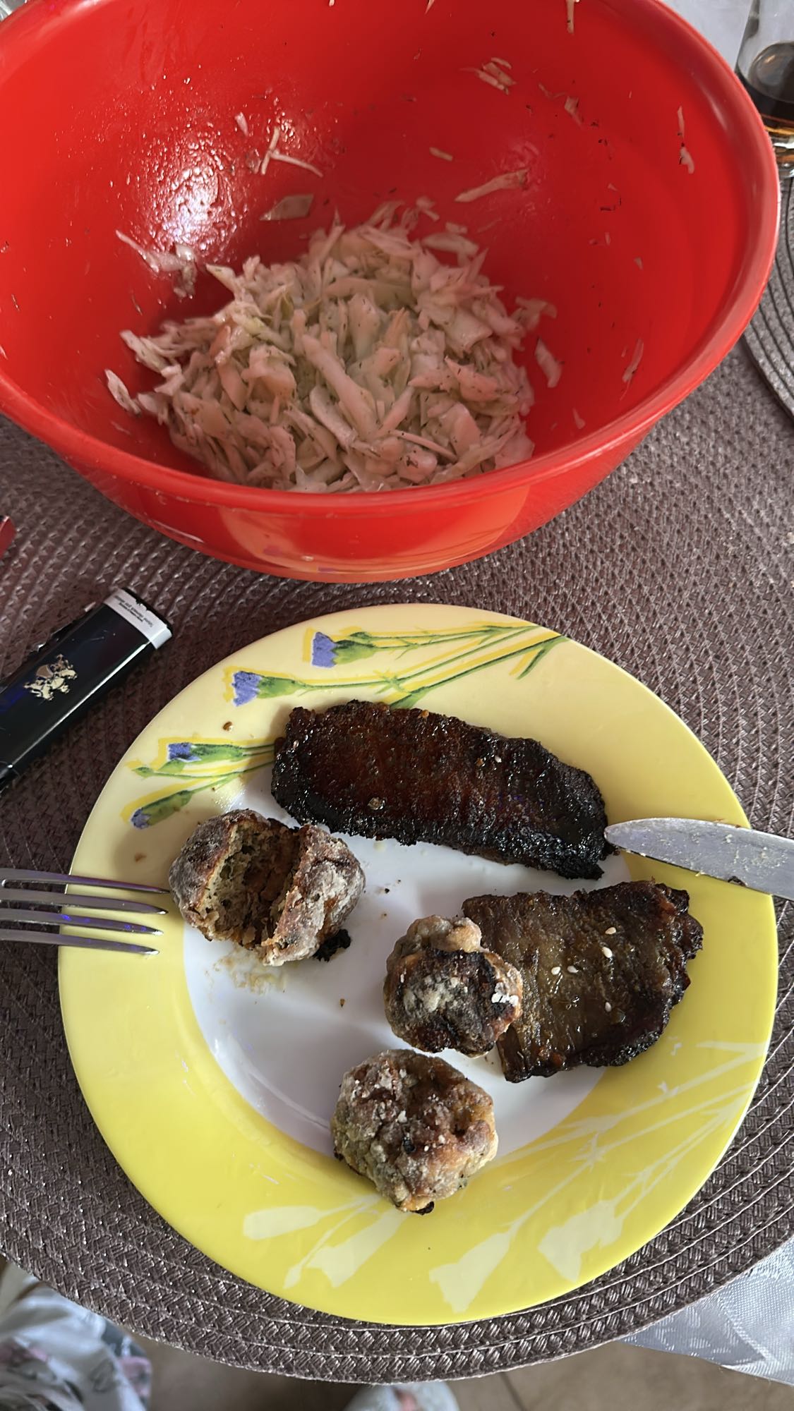 Friptură cu chiftele și salată