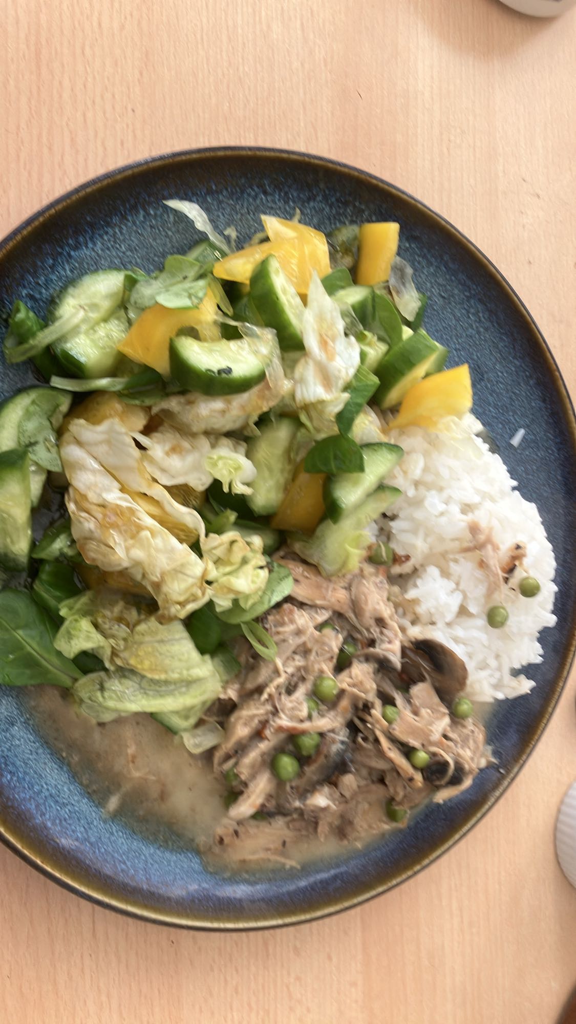 Frango com arroz e salada