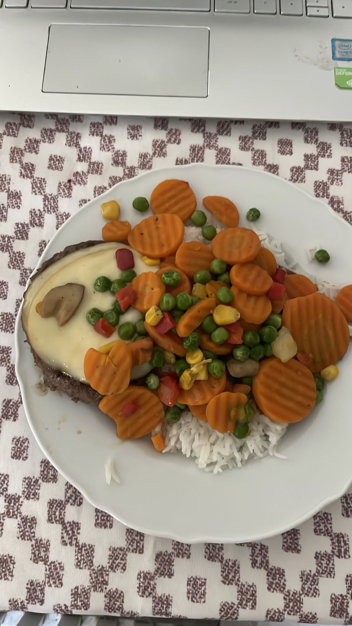 Burger cu legume și orez