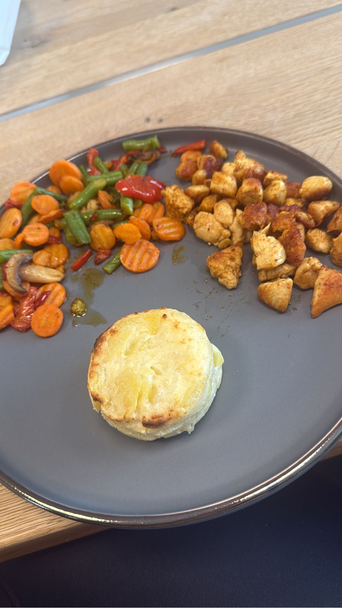 Piept de pui cu legume și gratin