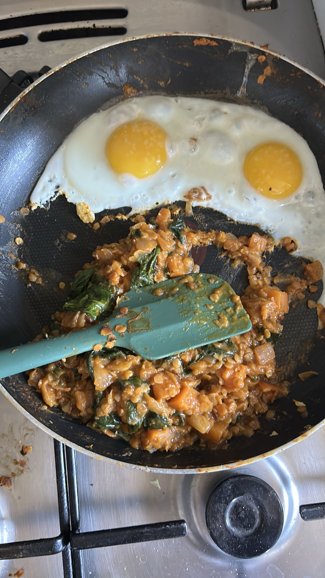 Oeufs et légumes sautés