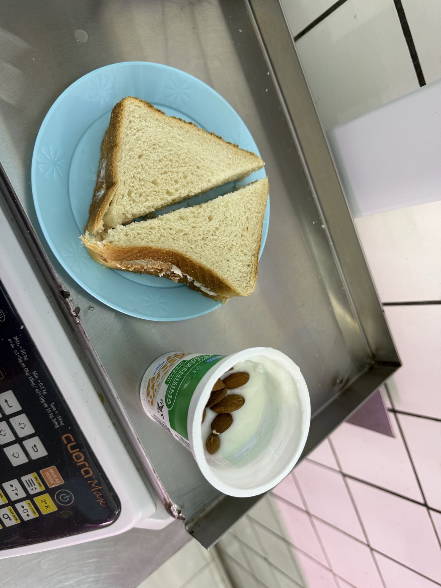 Sándwich y yogur con almendras