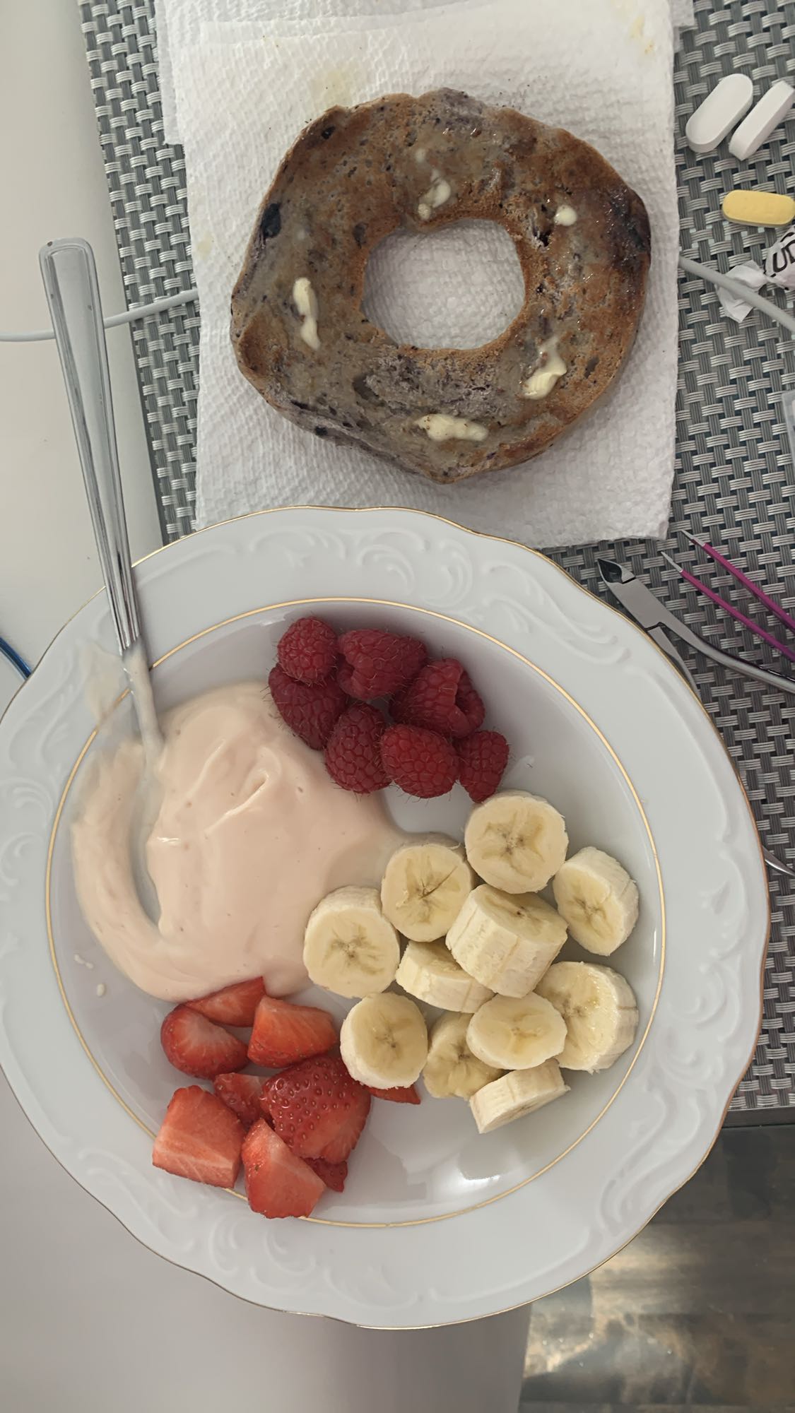Petit-déjeuner fruité et bagel