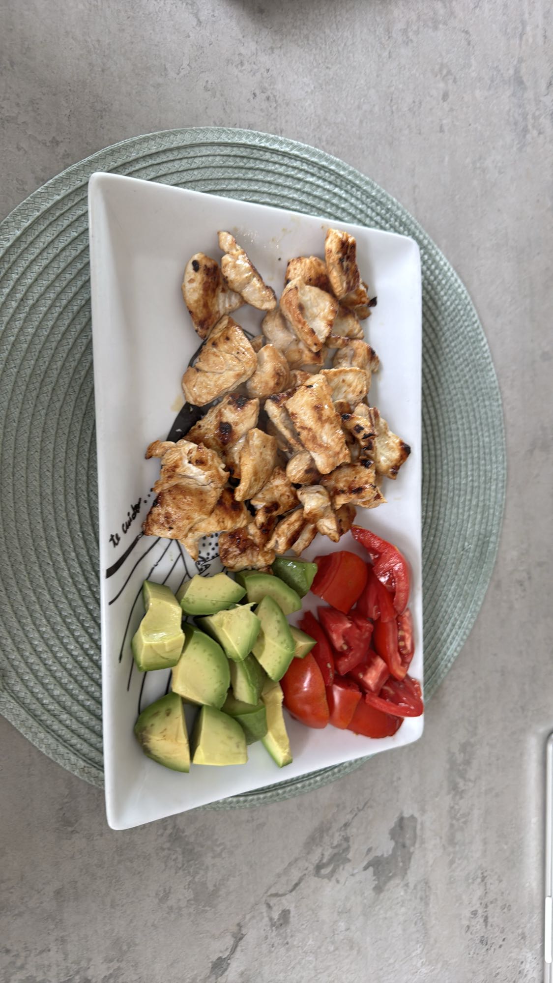 pollo con aguacate y tomate