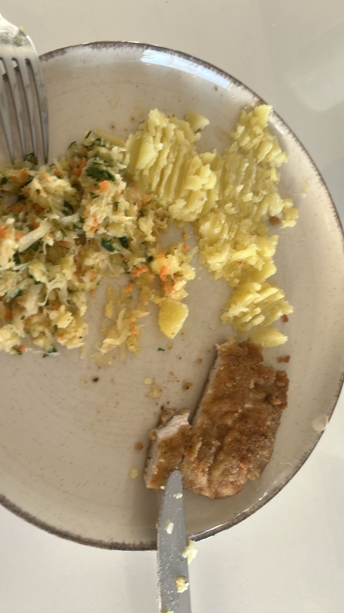 Kotlet, ziemniaki, surówka