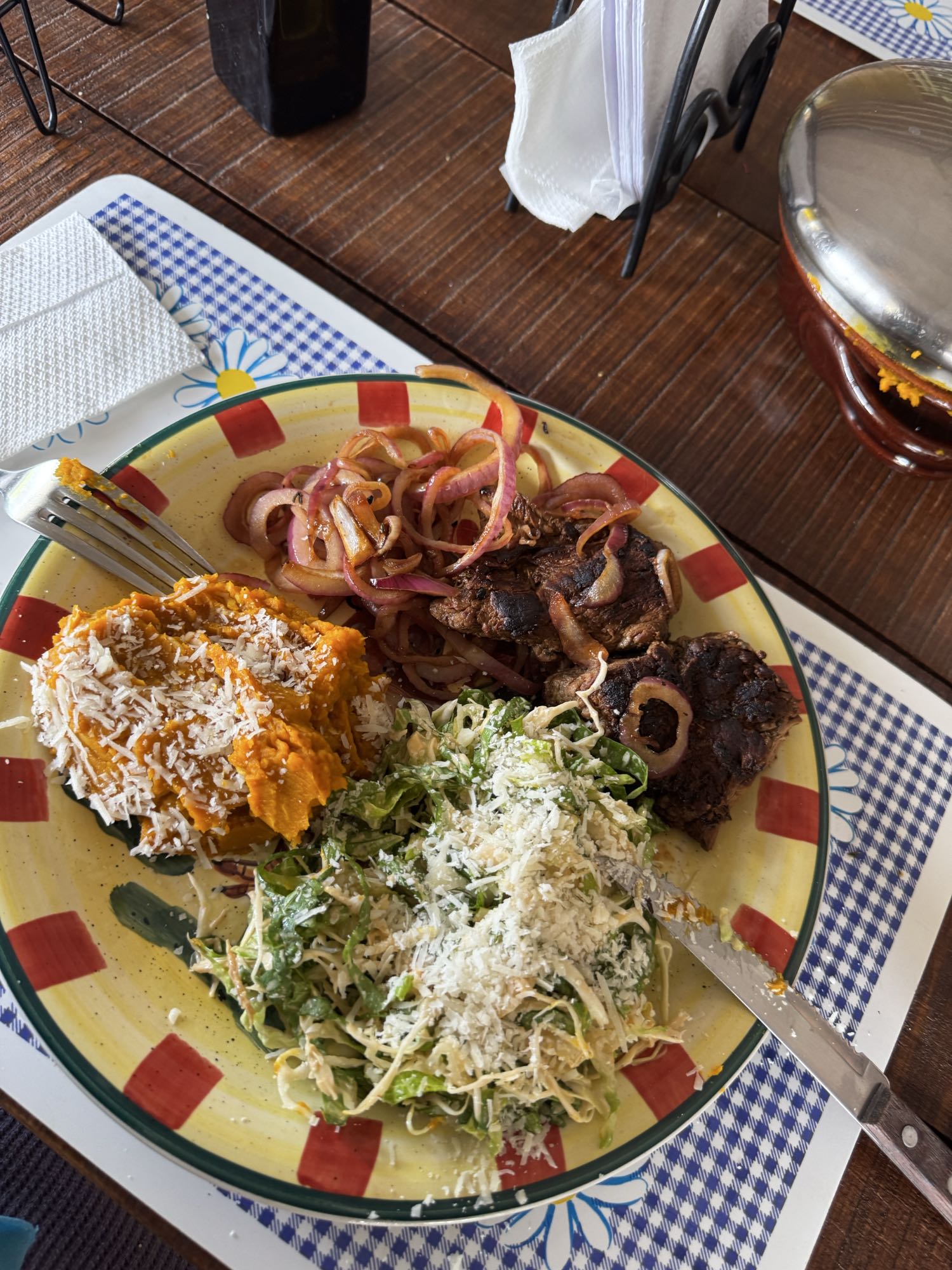 Carne con ensalada y calabaza