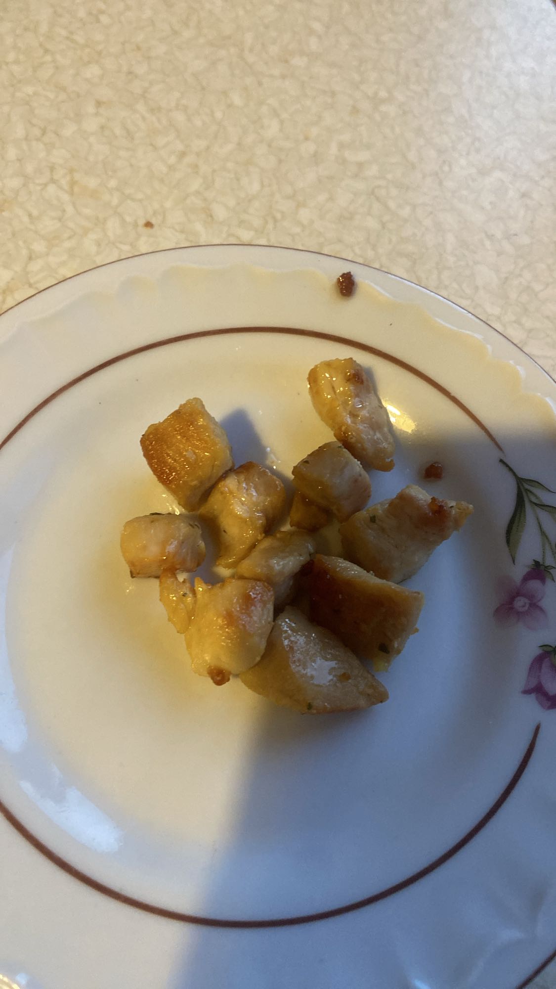 Smażony kurczak na talerzu