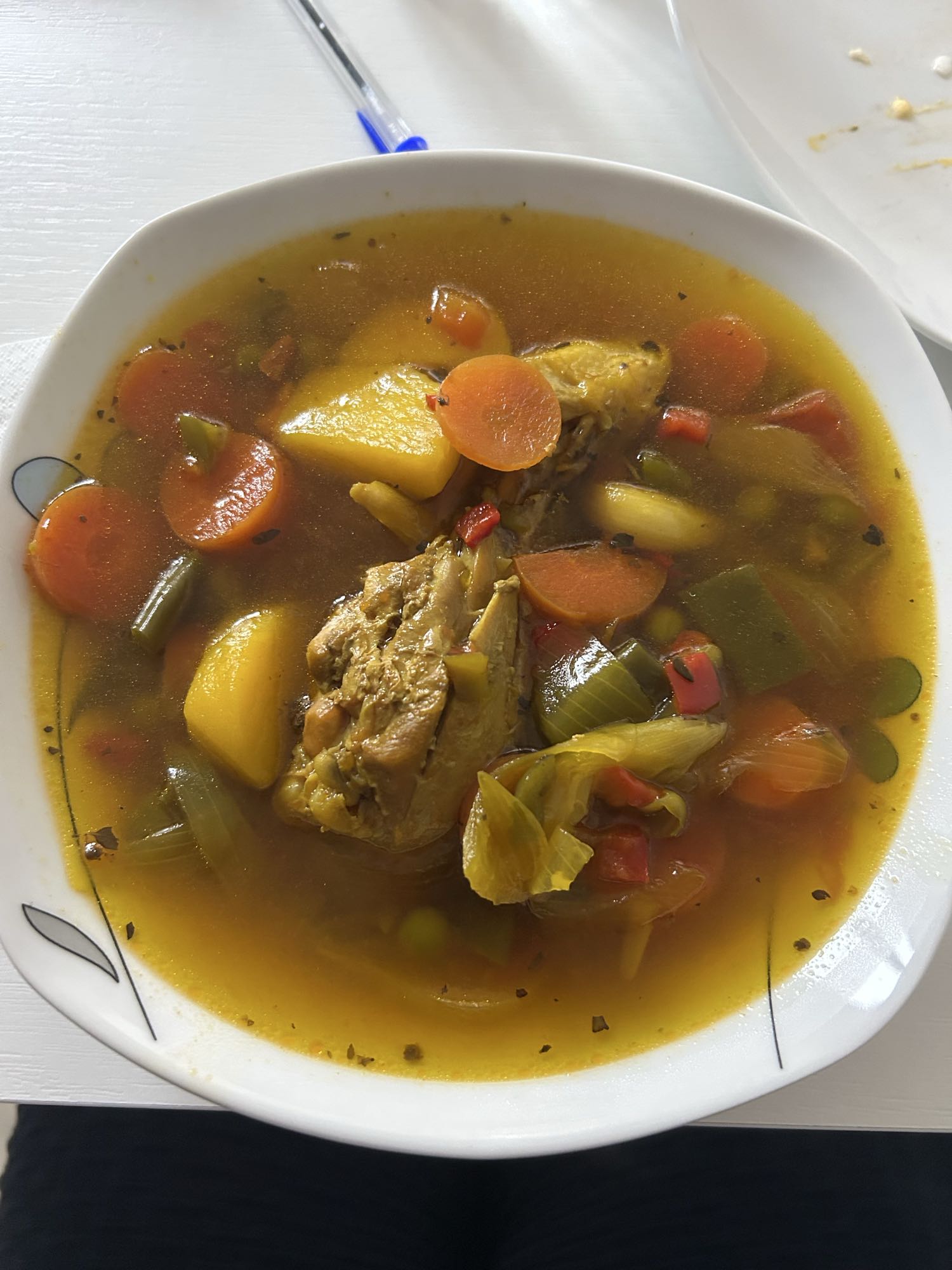 Sopa de pollo y verduras