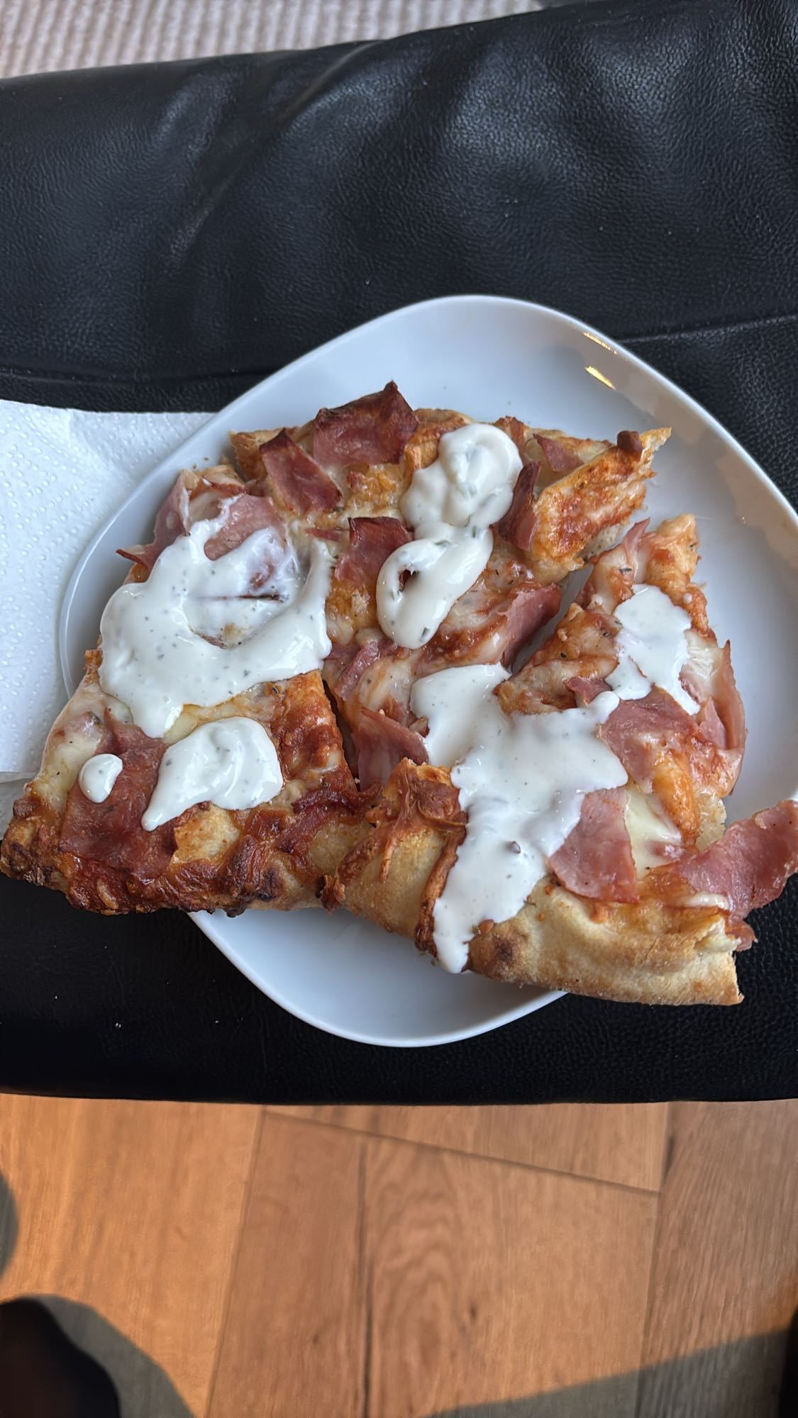 Pizza med skinke og dressing