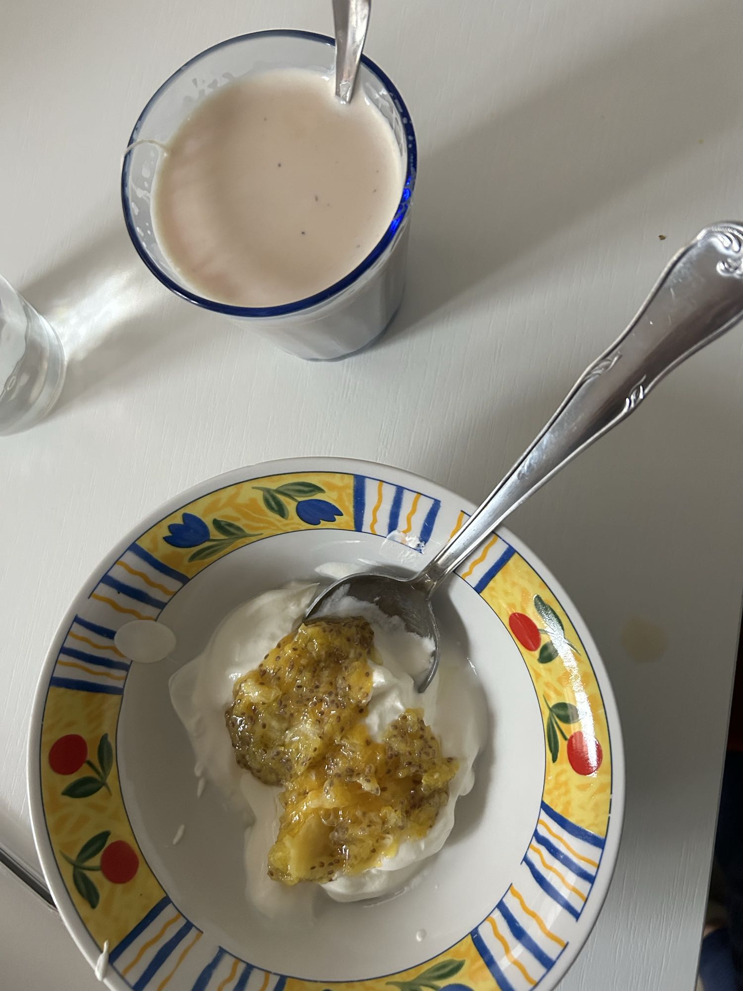 yogur con fruta y batido