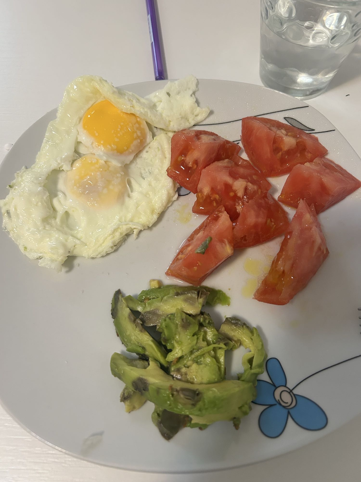 Huevos con tomate y aguacate