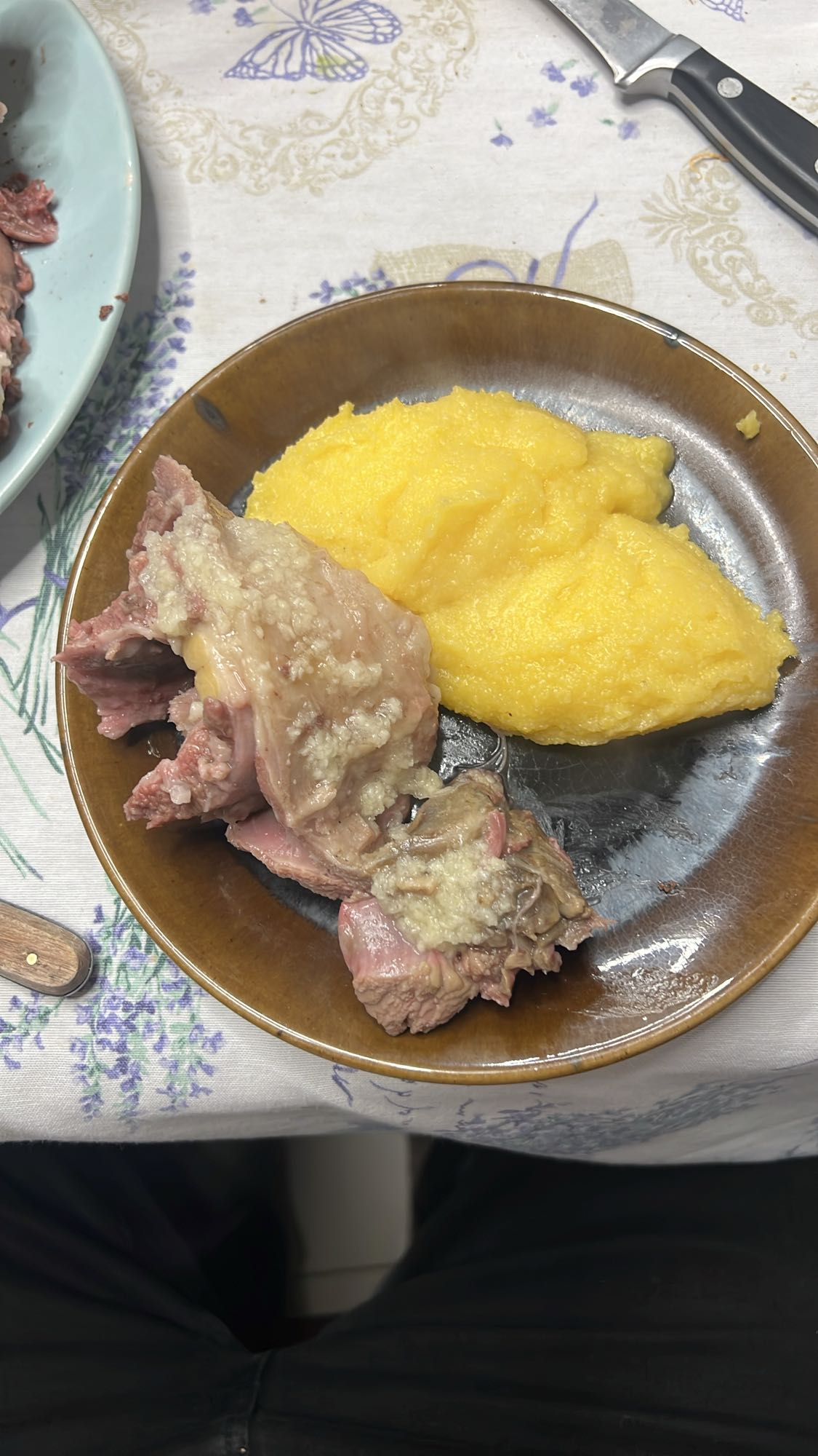 Mămăligă cu carne și usturoi