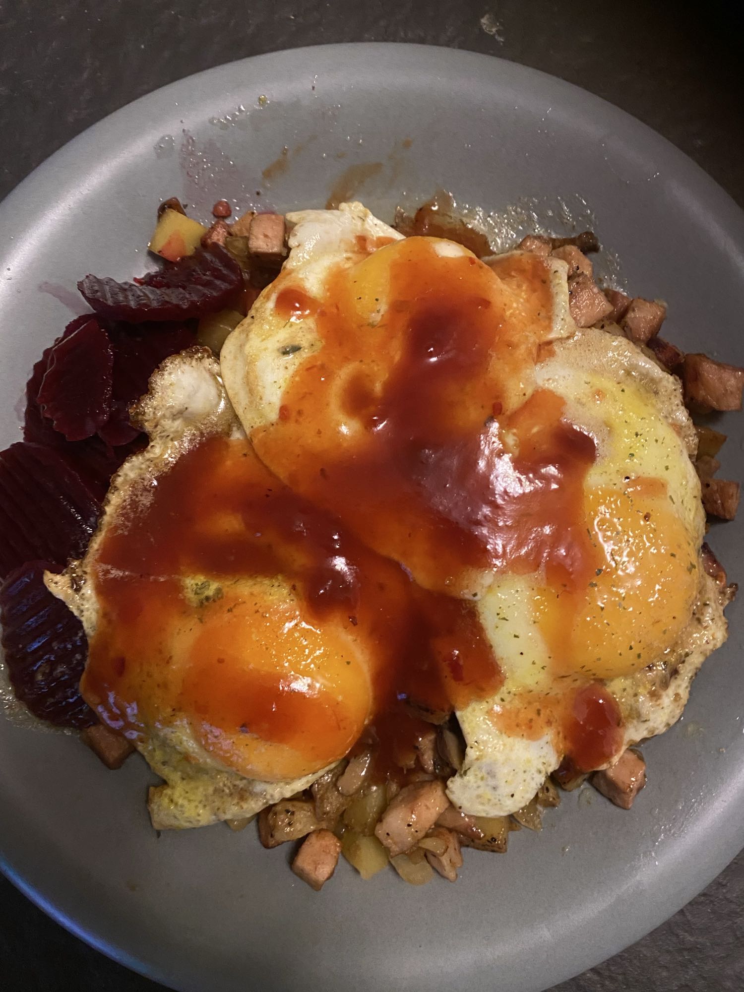 Stekt ägg med pyttipanna