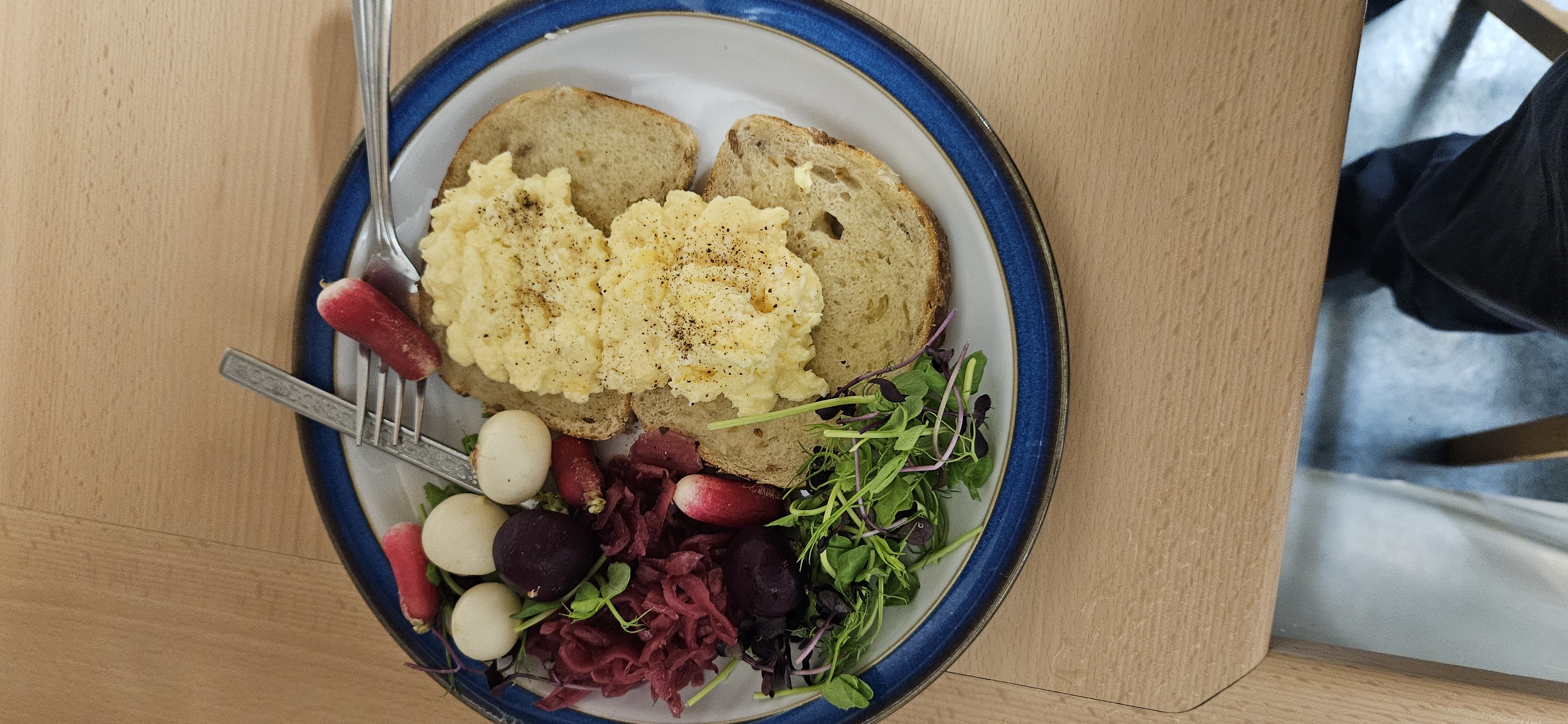 Scrambled eggs with bread and salad